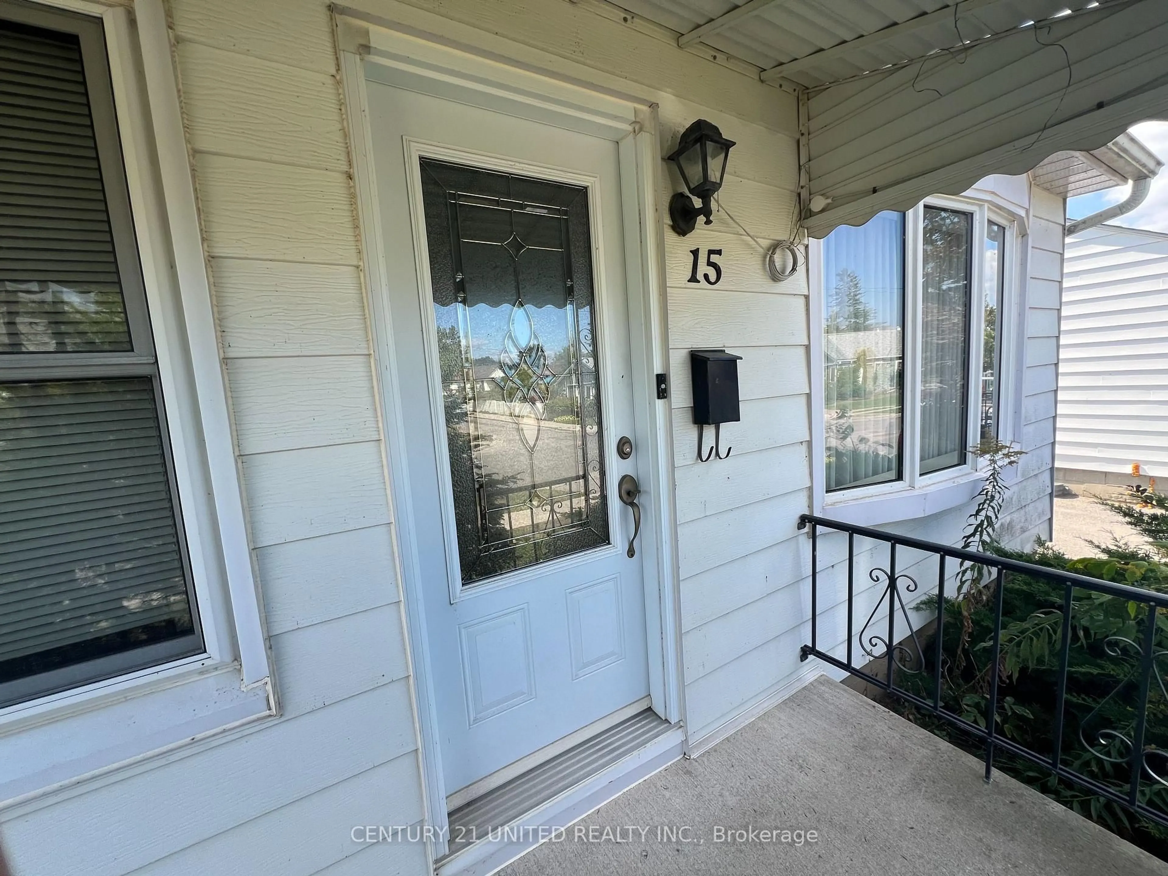 Indoor entryway for 15 Wallace St, Peterborough Ontario K9H 1A8