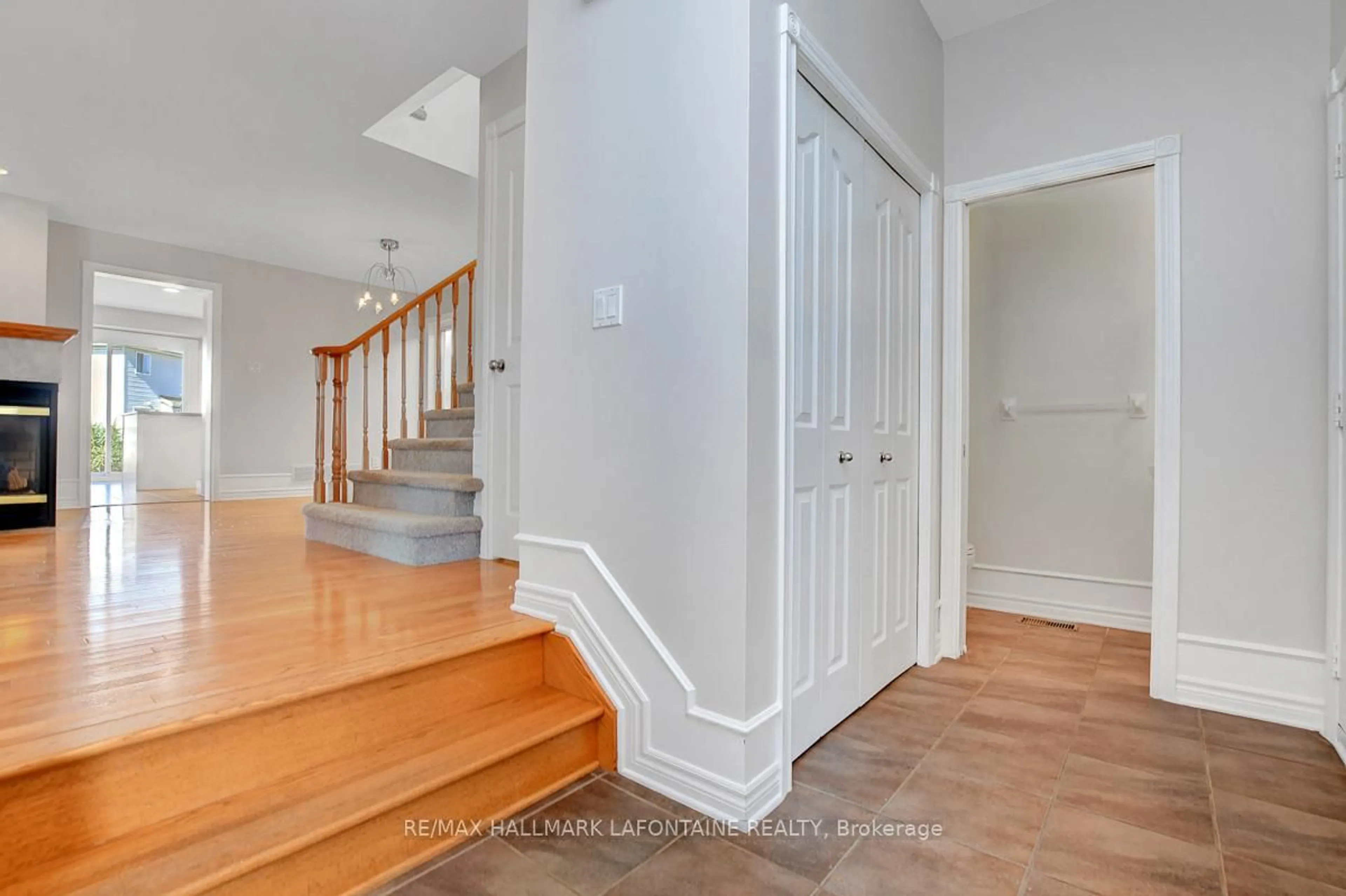 Indoor entryway for 919 Scala Ave, Ottawa Ontario K4A 4M7