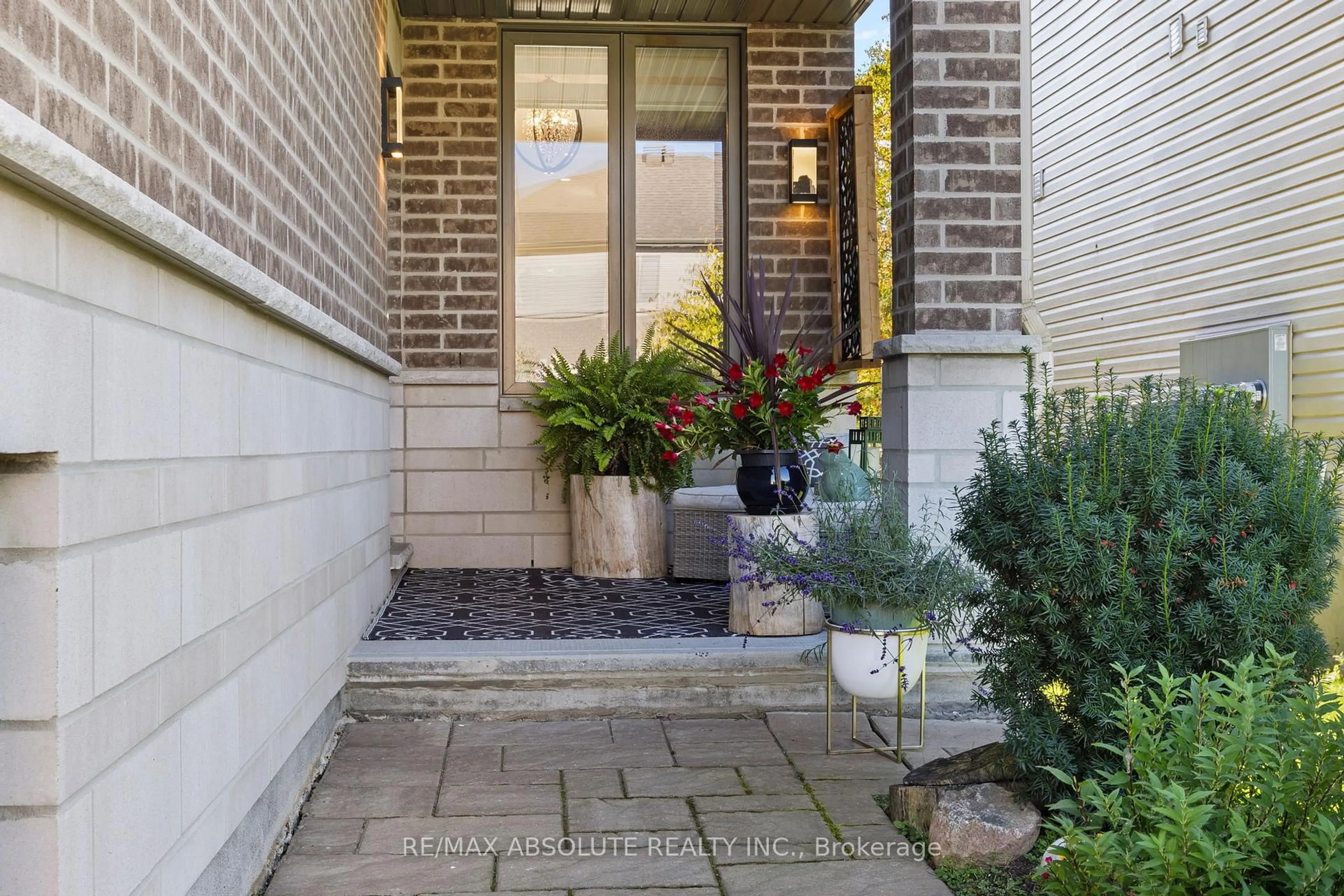 Indoor entryway for 90 Porter St, Stittsville Ontario K2S 2L8