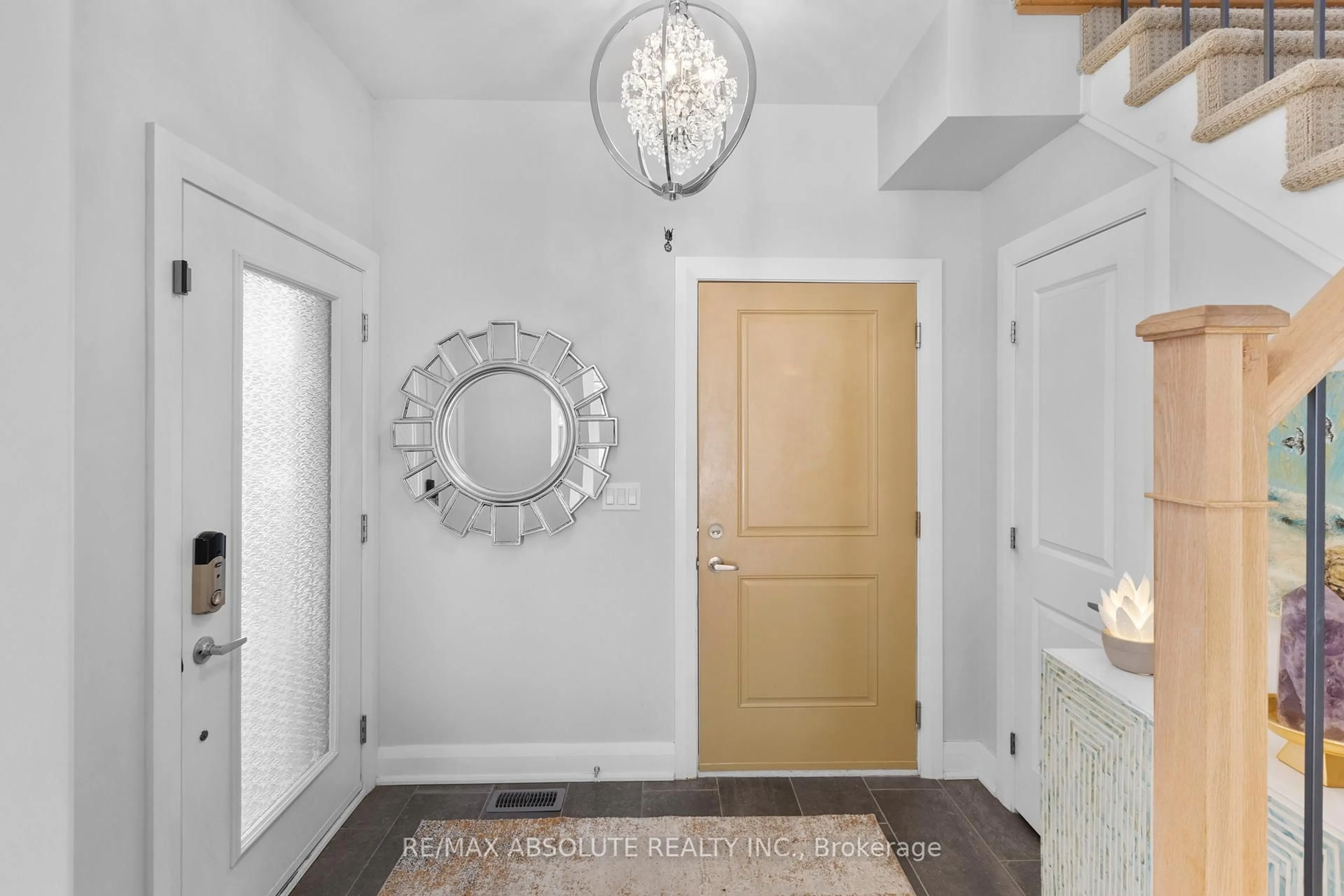 Indoor entryway for 90 Porter St, Stittsville Ontario K2S 2L8