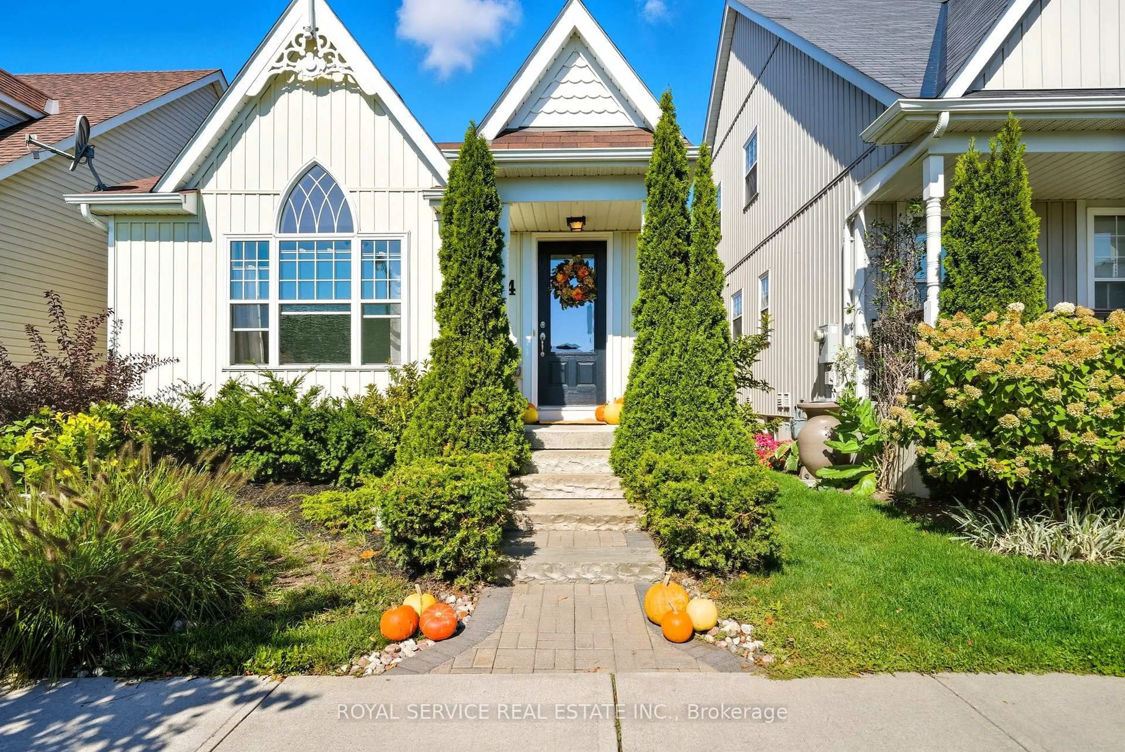 Home with vinyl exterior material, street for 264 Strachan St, Port Hope Ontario L1A 0C8