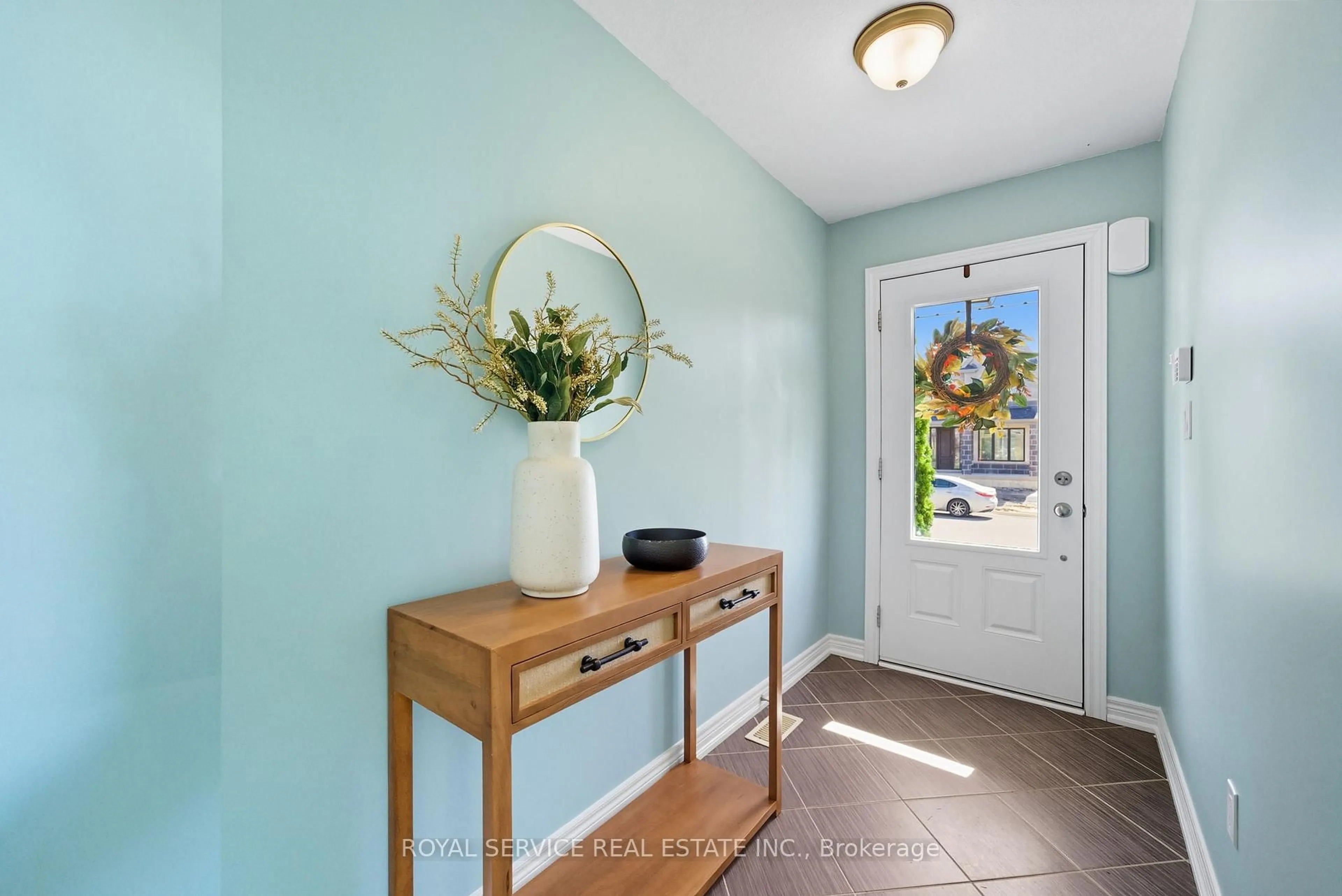 Indoor entryway for 264 Strachan St, Port Hope Ontario L1A 0C8