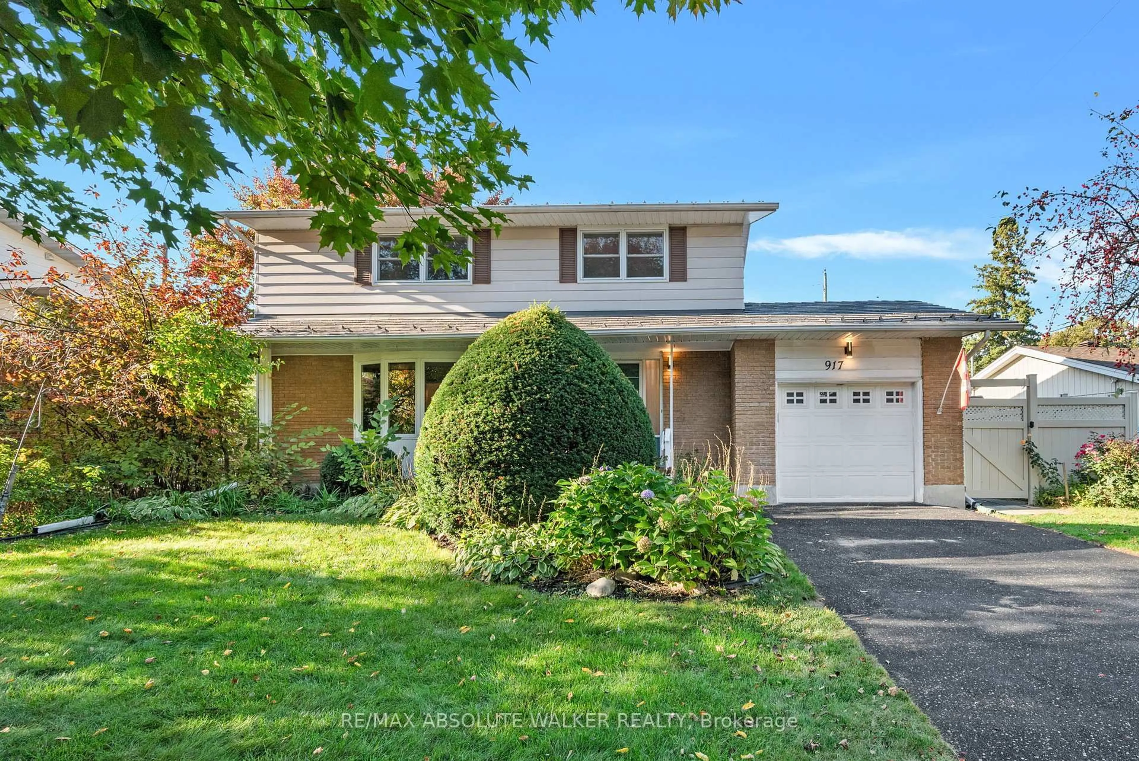 Home with vinyl exterior material, street for 917 Rand Ave, Ottawa Ontario K1V 6X3