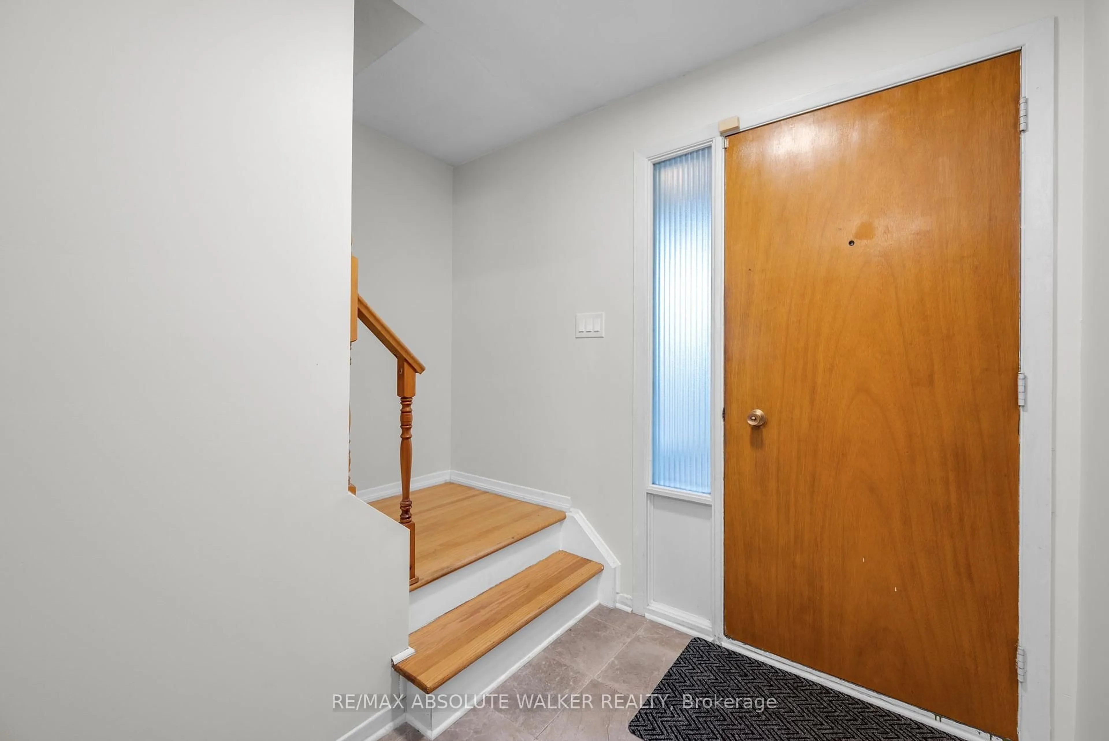 Indoor foyer for 917 Rand Ave, Ottawa Ontario K1V 6X3
