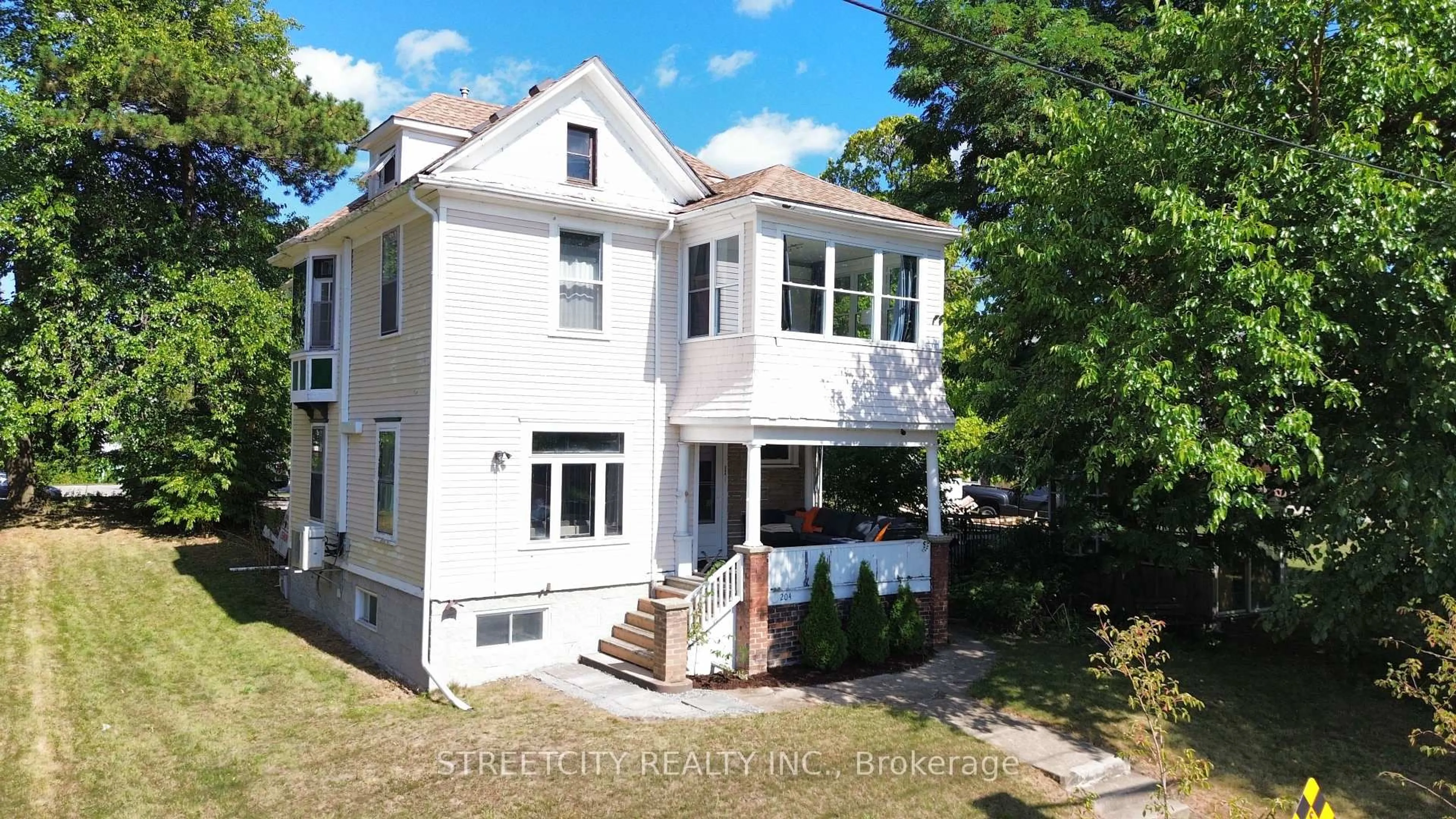 A pic from outside/outdoor area/front of a property/back of a property/a pic from drone, street for 204 London Rd, Sarnia Ontario N7T 4V5