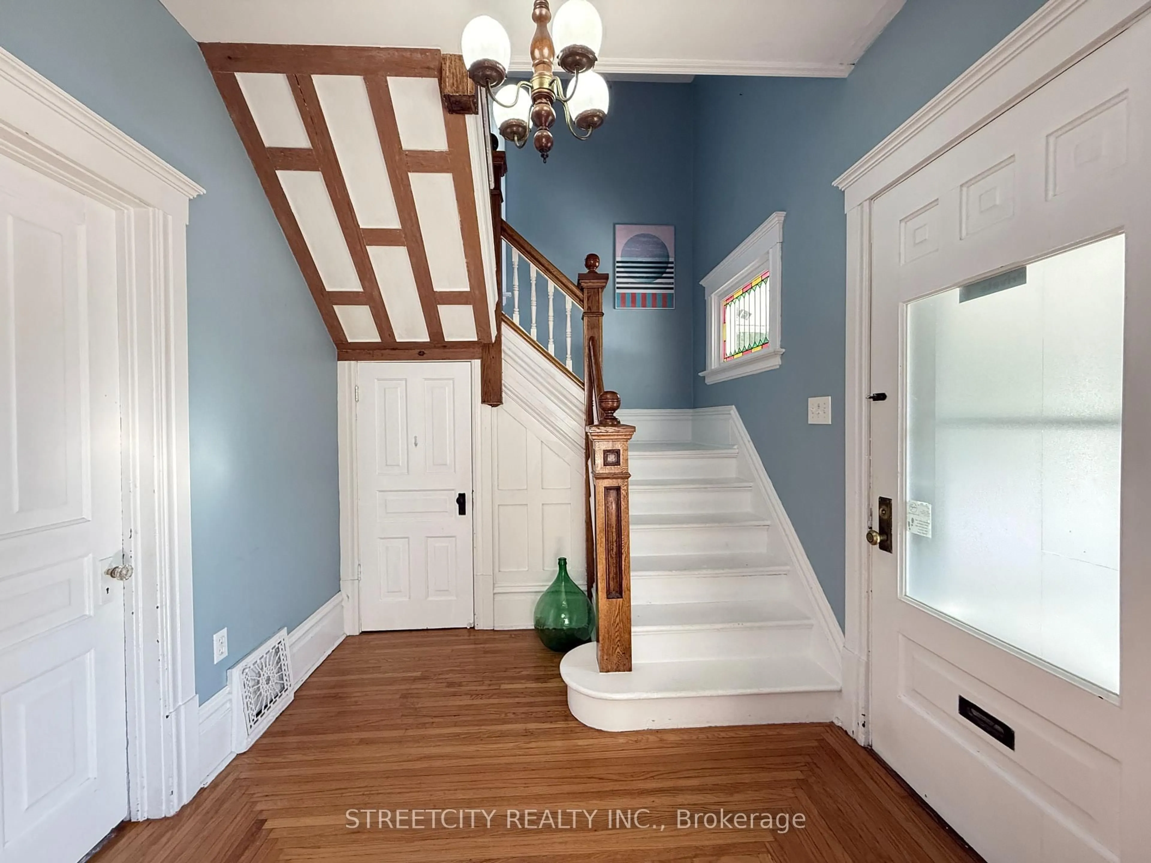 Indoor entryway for 204 London Rd, Sarnia Ontario N7T 4V5