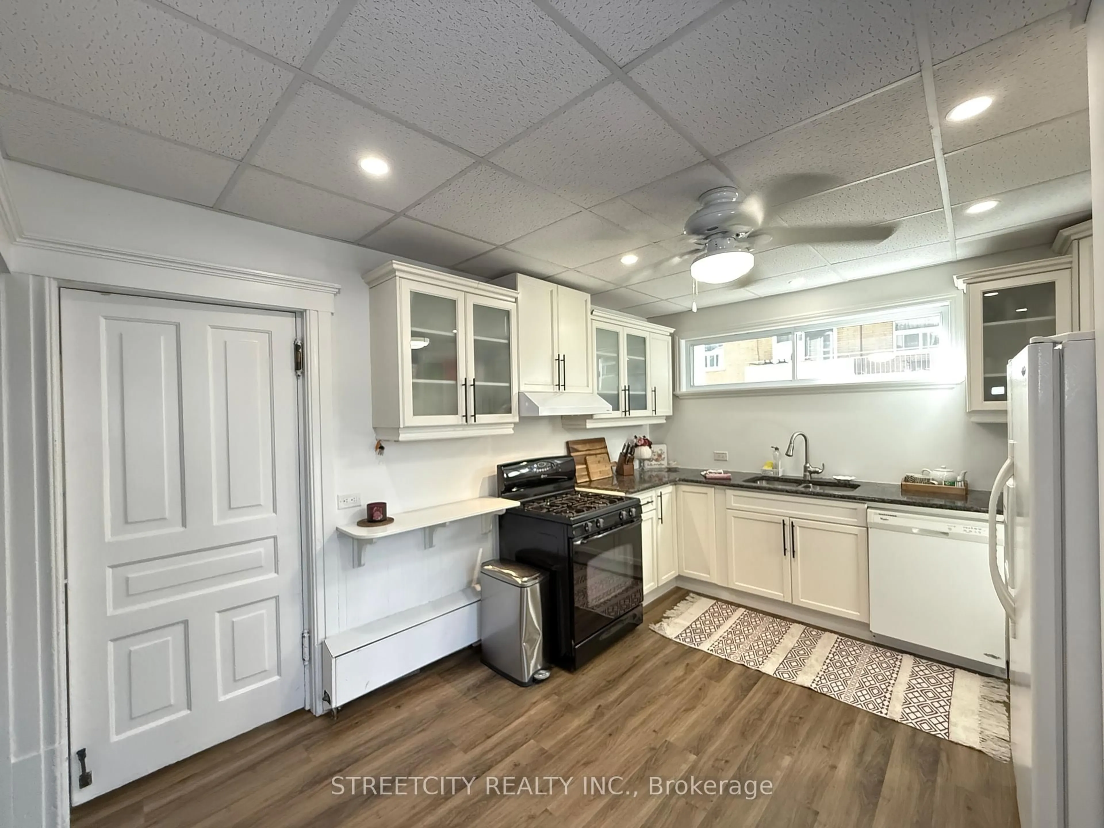 Standard kitchen, unknown for 204 London Rd, Sarnia Ontario N7T 4V5