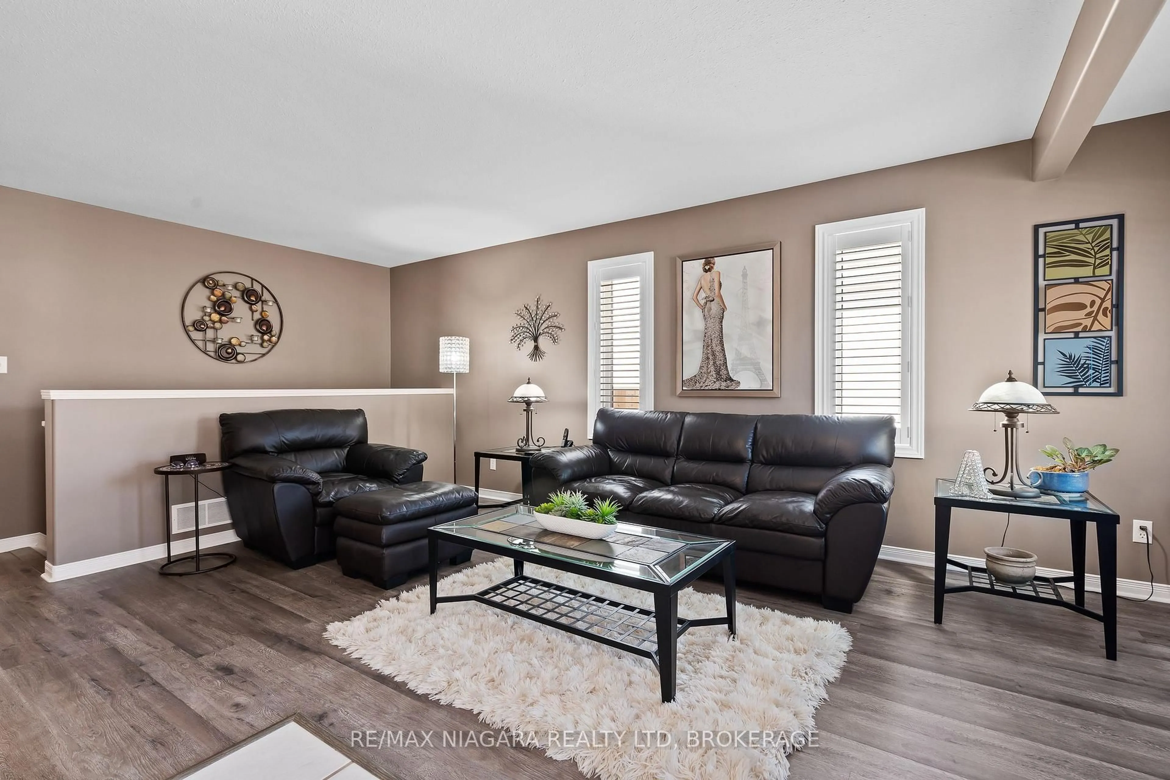 Living room with furniture, wood/laminate floor for 208 Autumn Cres, Welland Ontario L3C 7K2