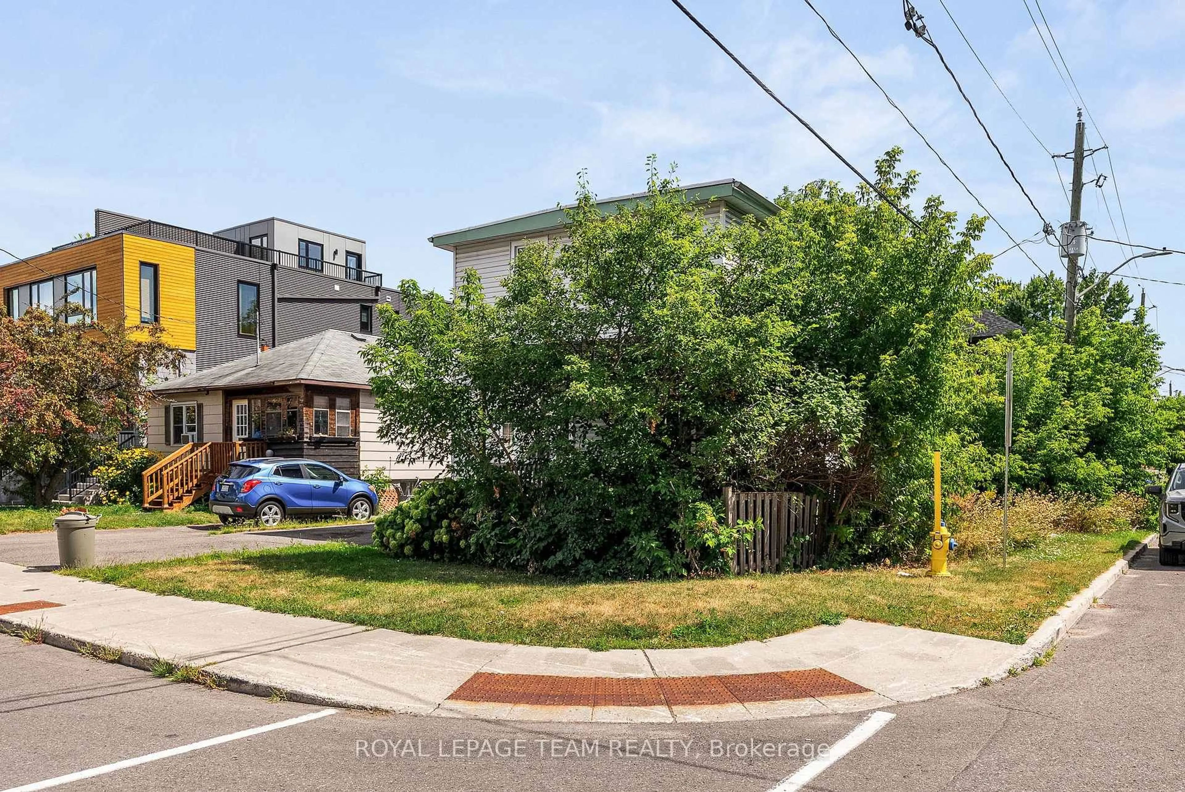 A pic from outside/outdoor area/front of a property/back of a property/a pic from drone, street for 240 Garneau St, Ottawa Ontario K1L 7T8