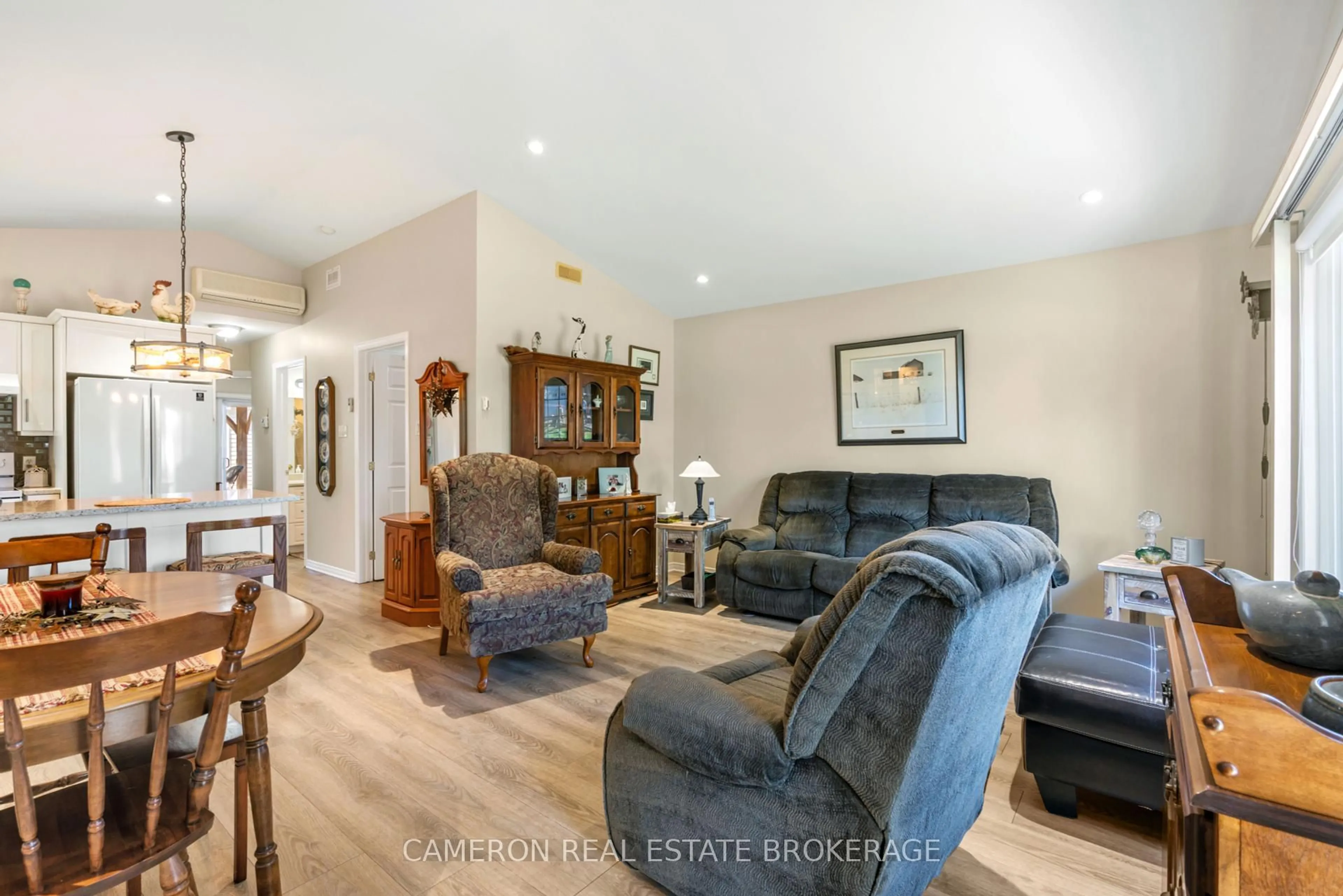 Living room with furniture, unknown for 125 Dunbar Ave, Cornwall Ontario K6H 7P4