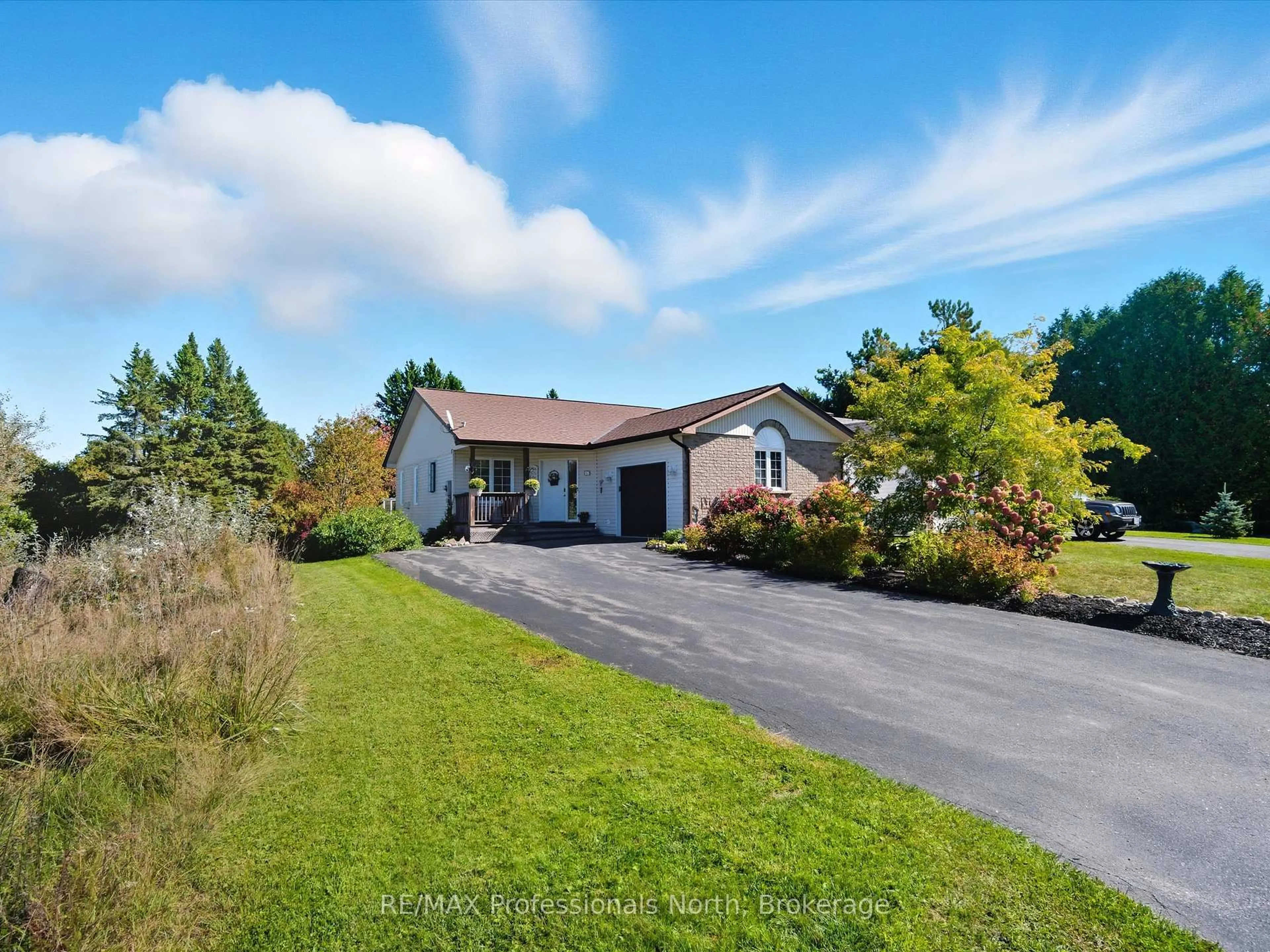 A pic from outside/outdoor area/front of a property/back of a property/a pic from drone, unknown for 17 KEALL Cres, Bracebridge Ontario P1L 1Y4