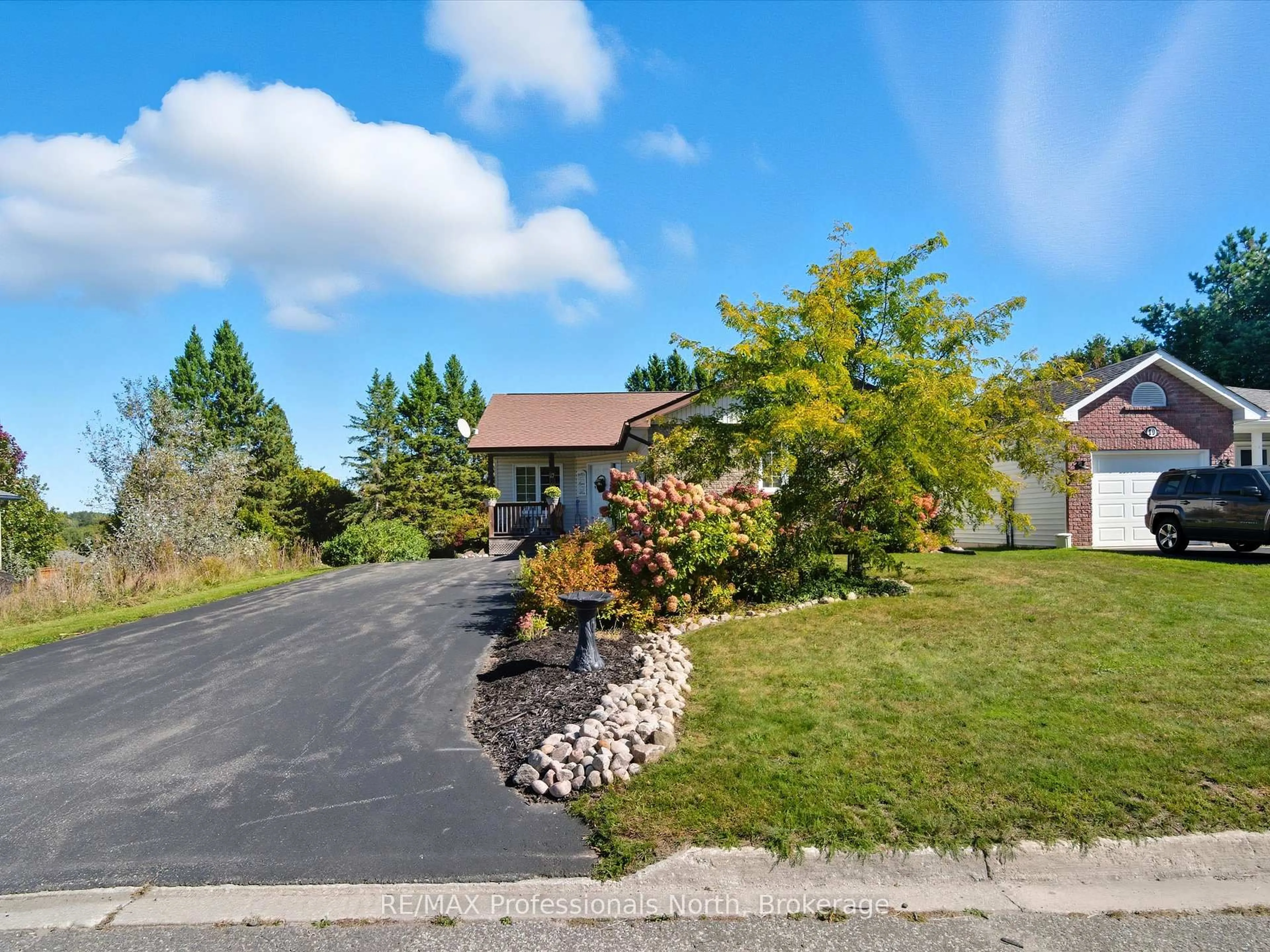 A pic from outside/outdoor area/front of a property/back of a property/a pic from drone, street for 17 KEALL Cres, Bracebridge Ontario P1L 1Y4