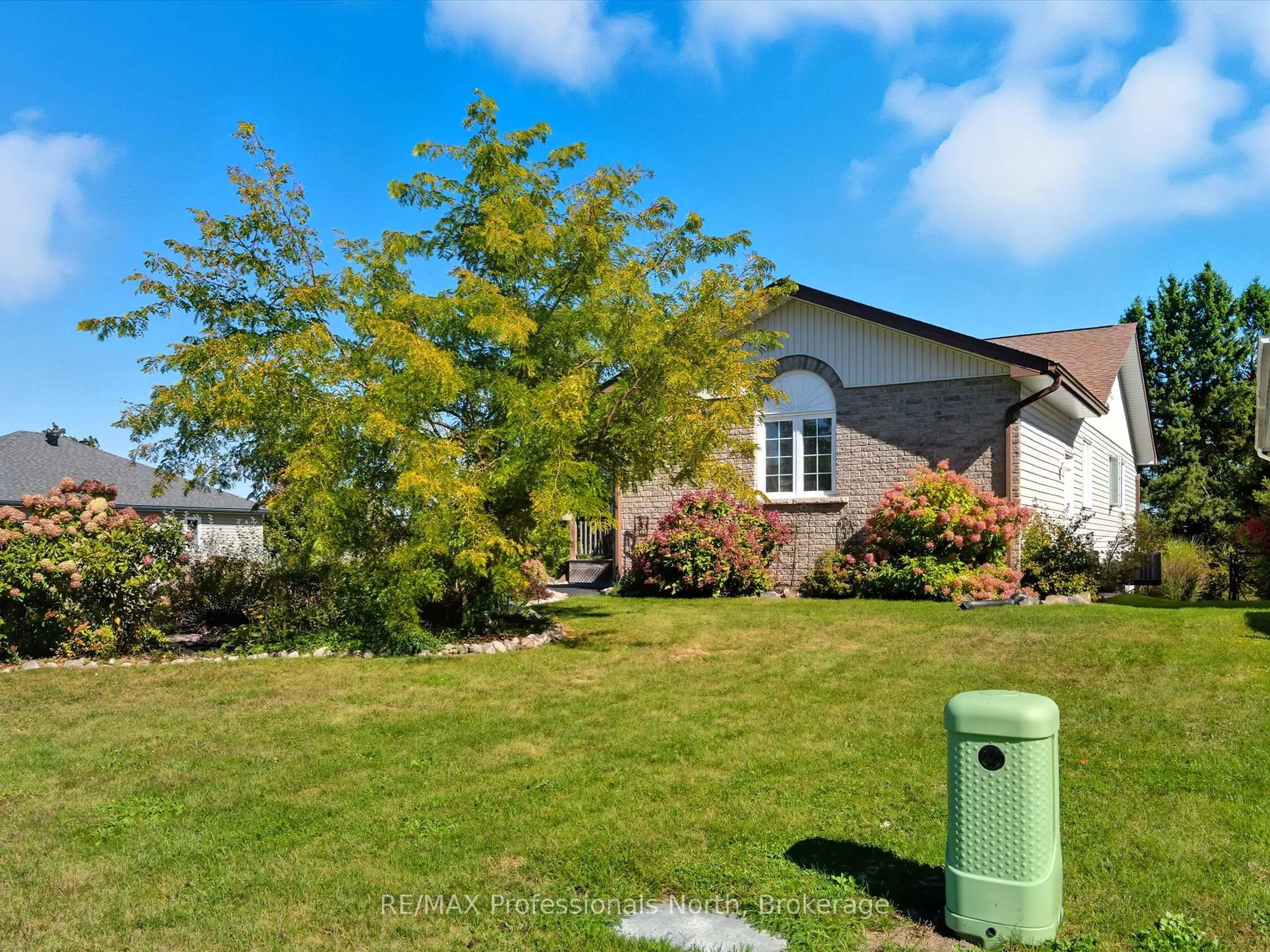 A pic from outside/outdoor area/front of a property/back of a property/a pic from drone, street for 17 KEALL Cres, Bracebridge Ontario P1L 1Y4