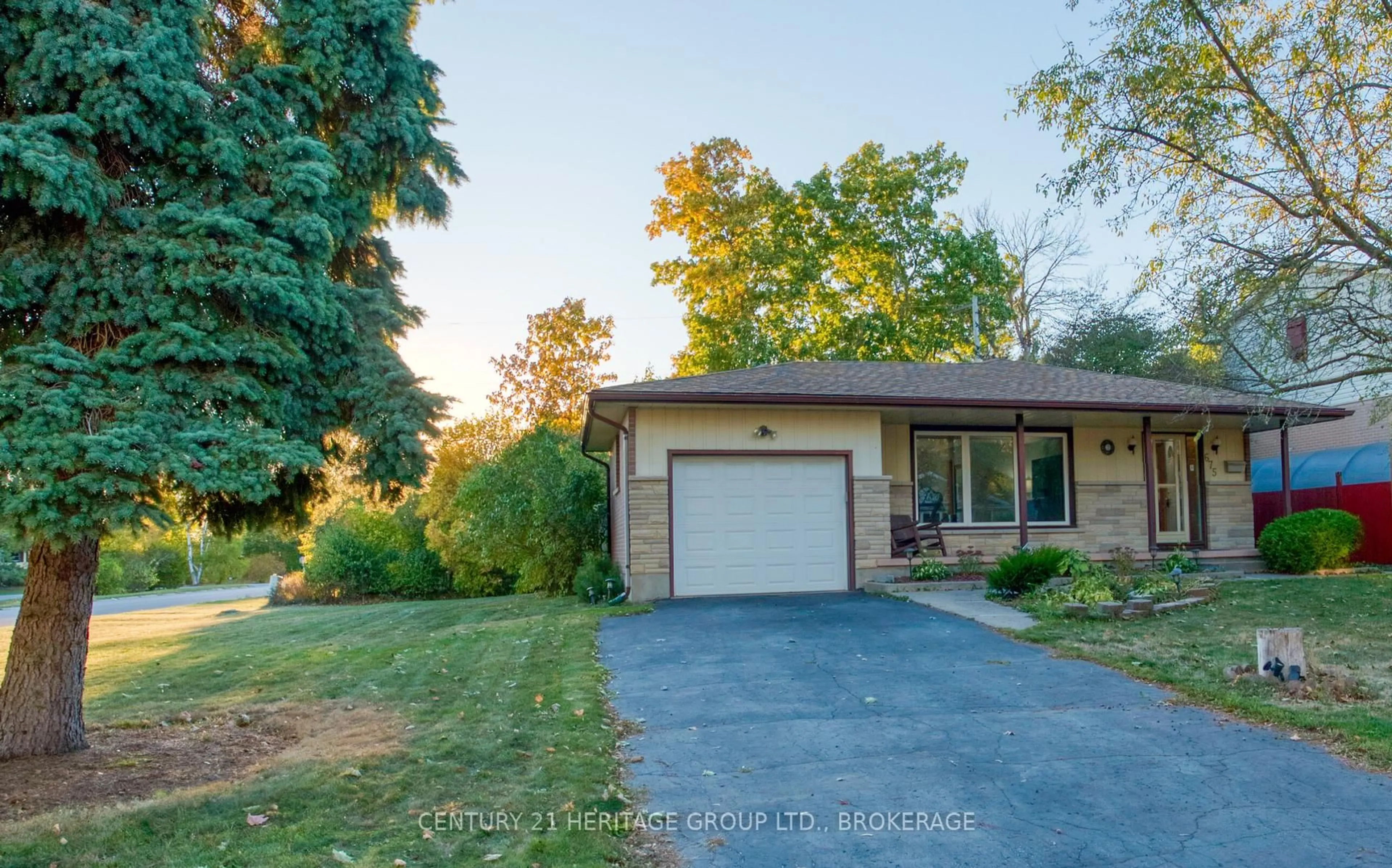 A pic from outside/outdoor area/front of a property/back of a property/a pic from drone, street for 675 Carnaby St, Kingston Ontario K7M 5M8