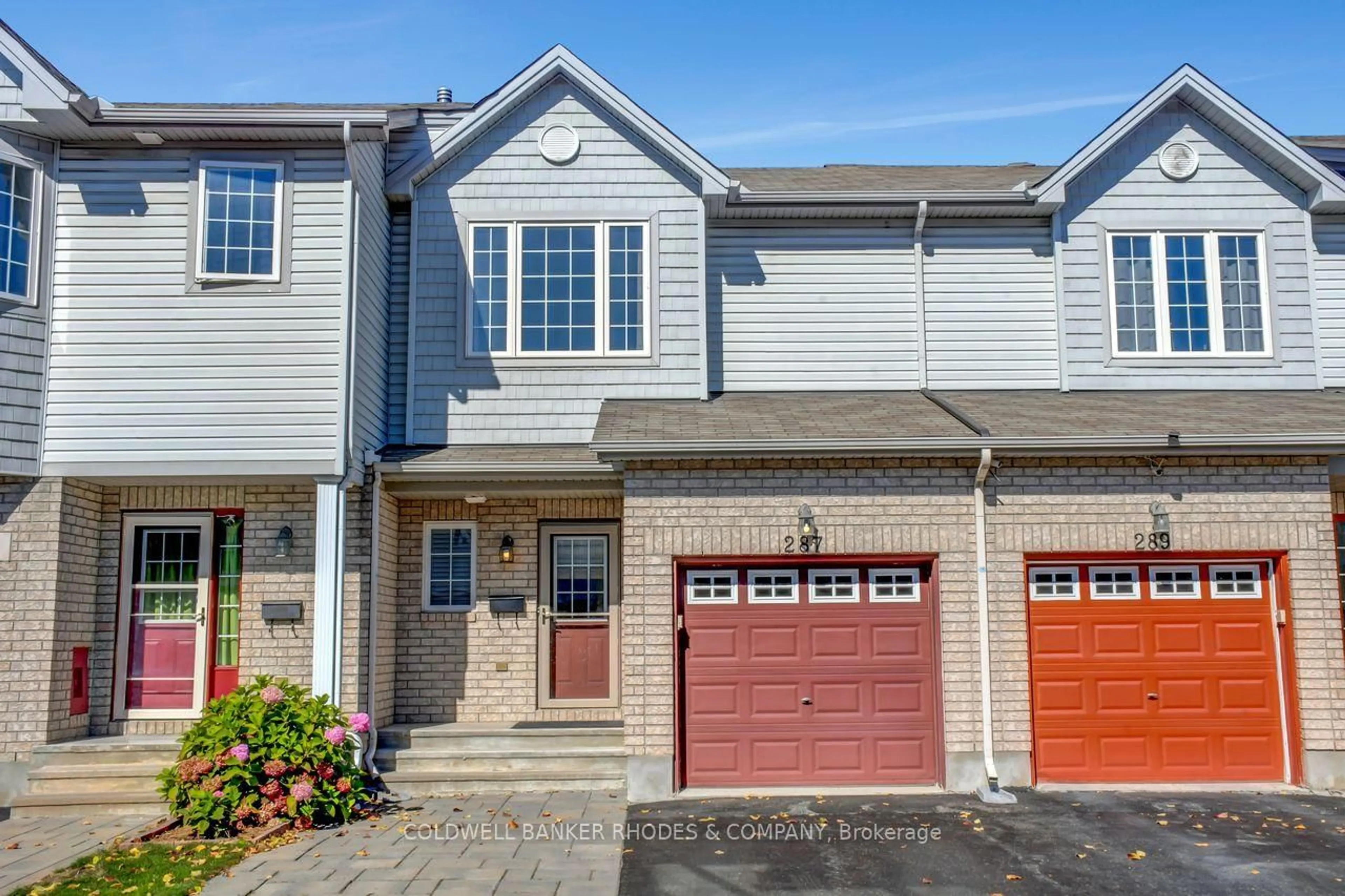 Home with vinyl exterior material, street for 287 Macoun Circ, Ottawa Ontario K1T 0H8