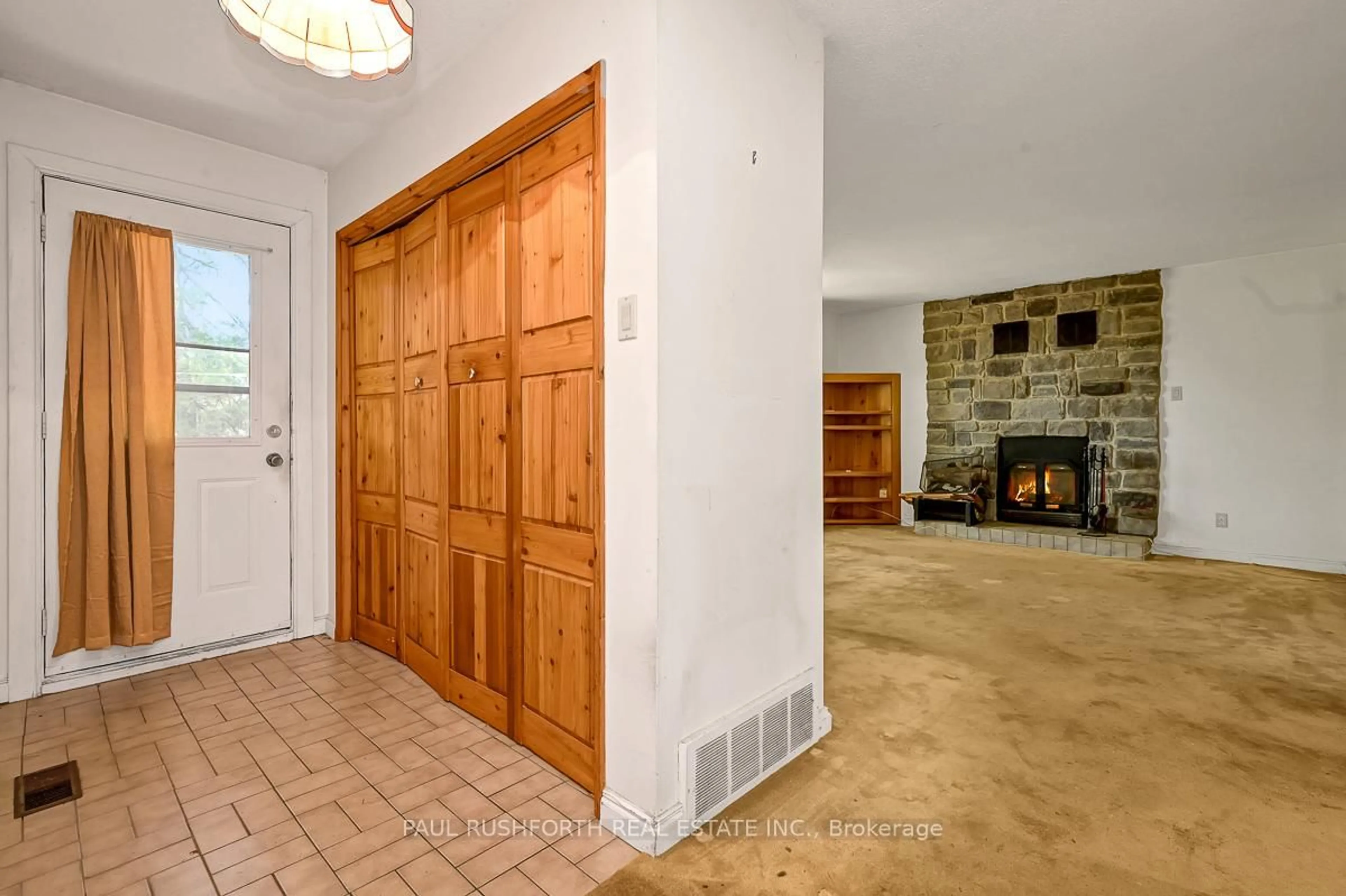 Indoor entryway for 1283 Bayview Dr, Ottawa Ontario K0A 3M0