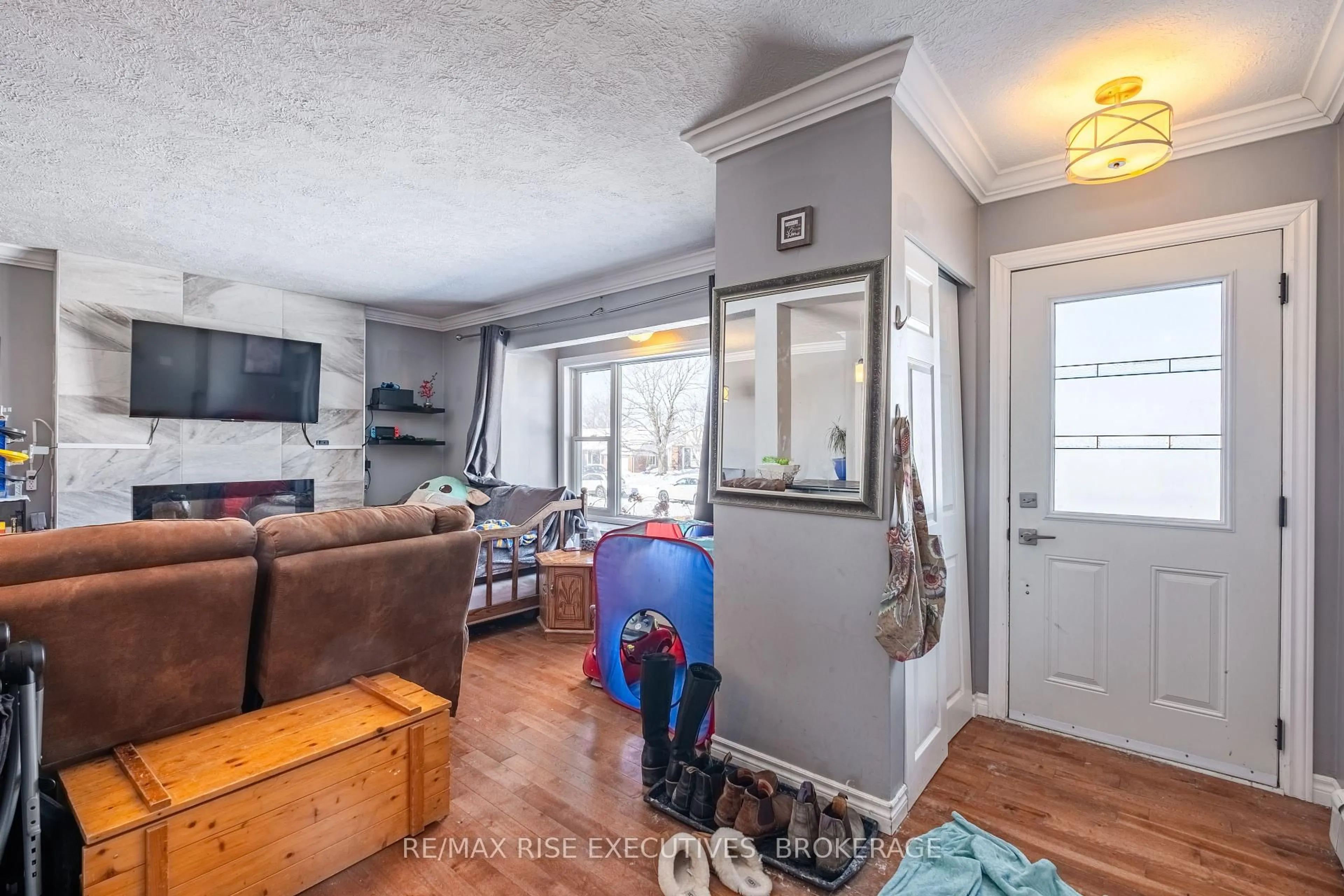 Living room with furniture, unknown for 20 Elizabeth Ave, Kingston Ontario K7M 3G8