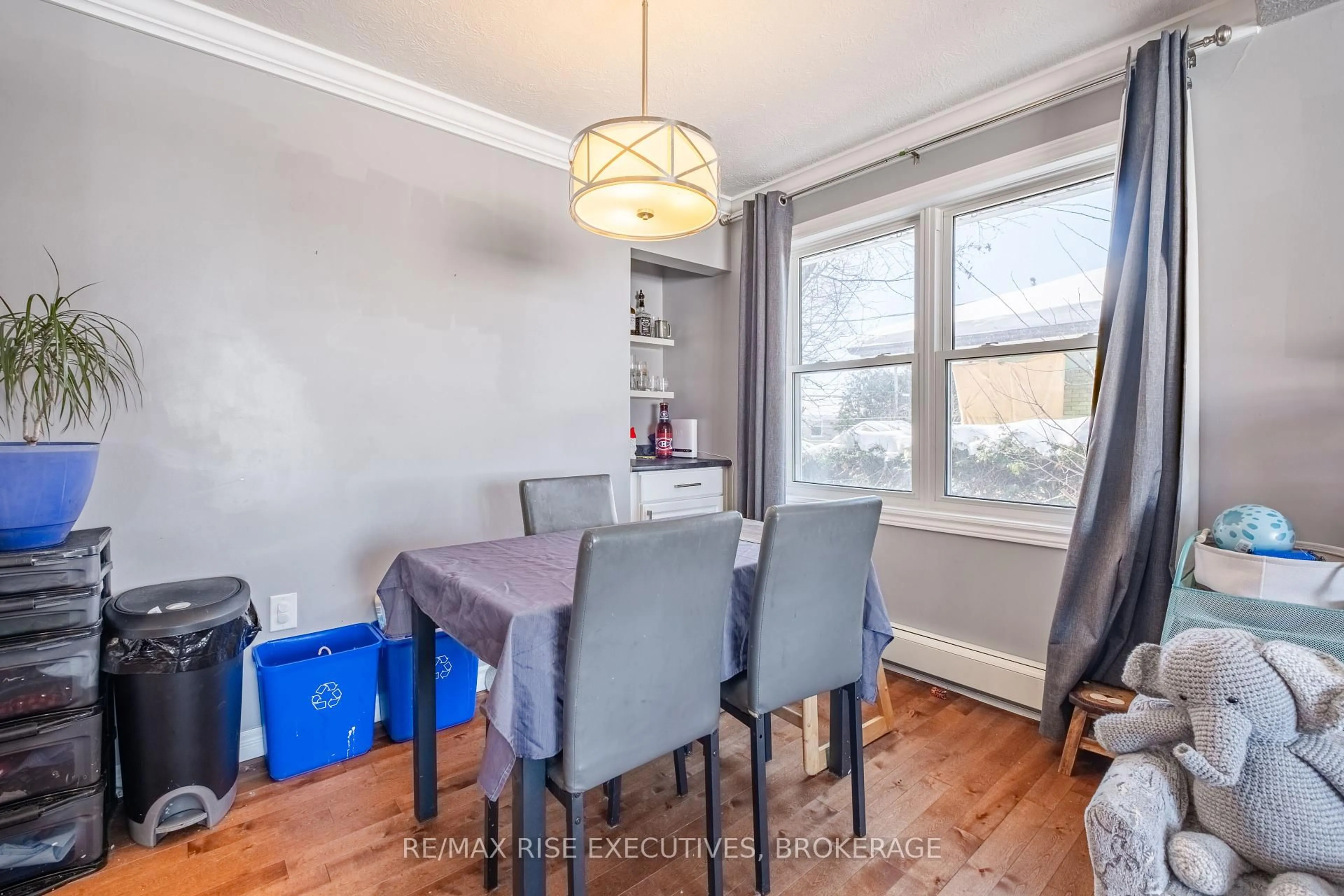 Dining room, wood/laminate floor for 20 Elizabeth Ave, Kingston Ontario K7M 3G8
