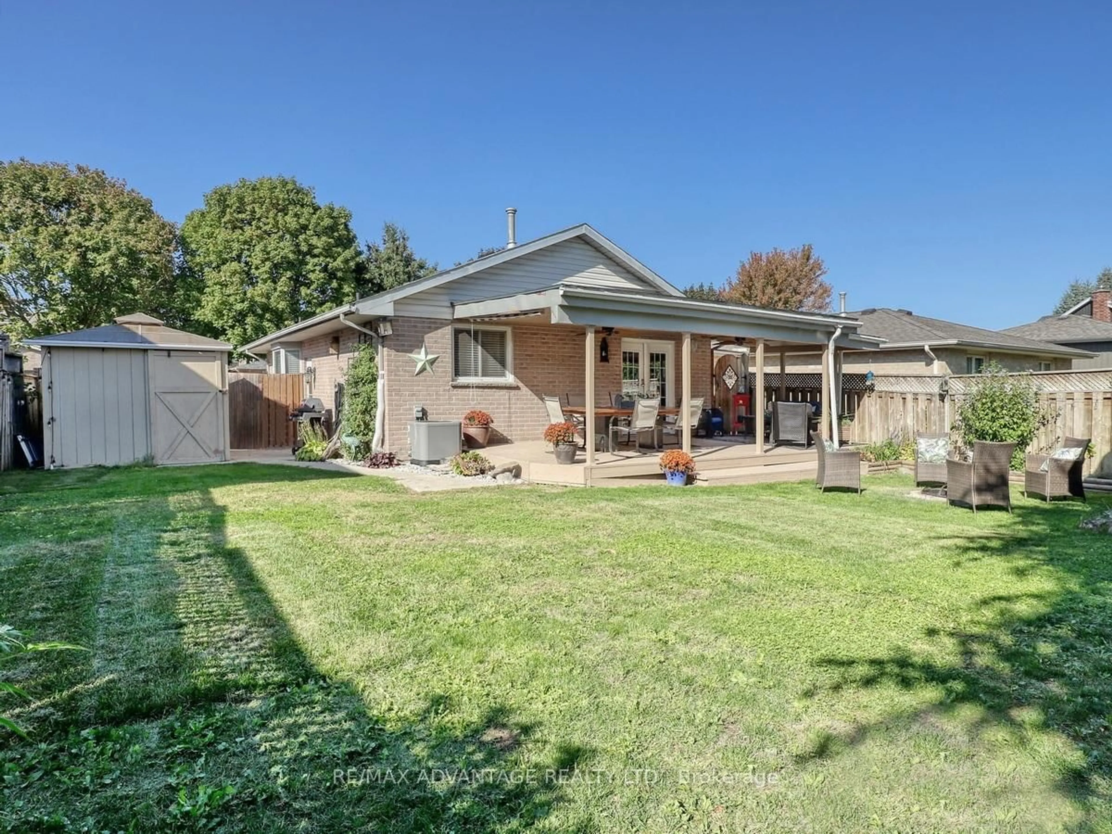 A pic from outside/outdoor area/front of a property/back of a property/a pic from drone, street for 59 Buchan Rd, London East Ontario N5V 4H6