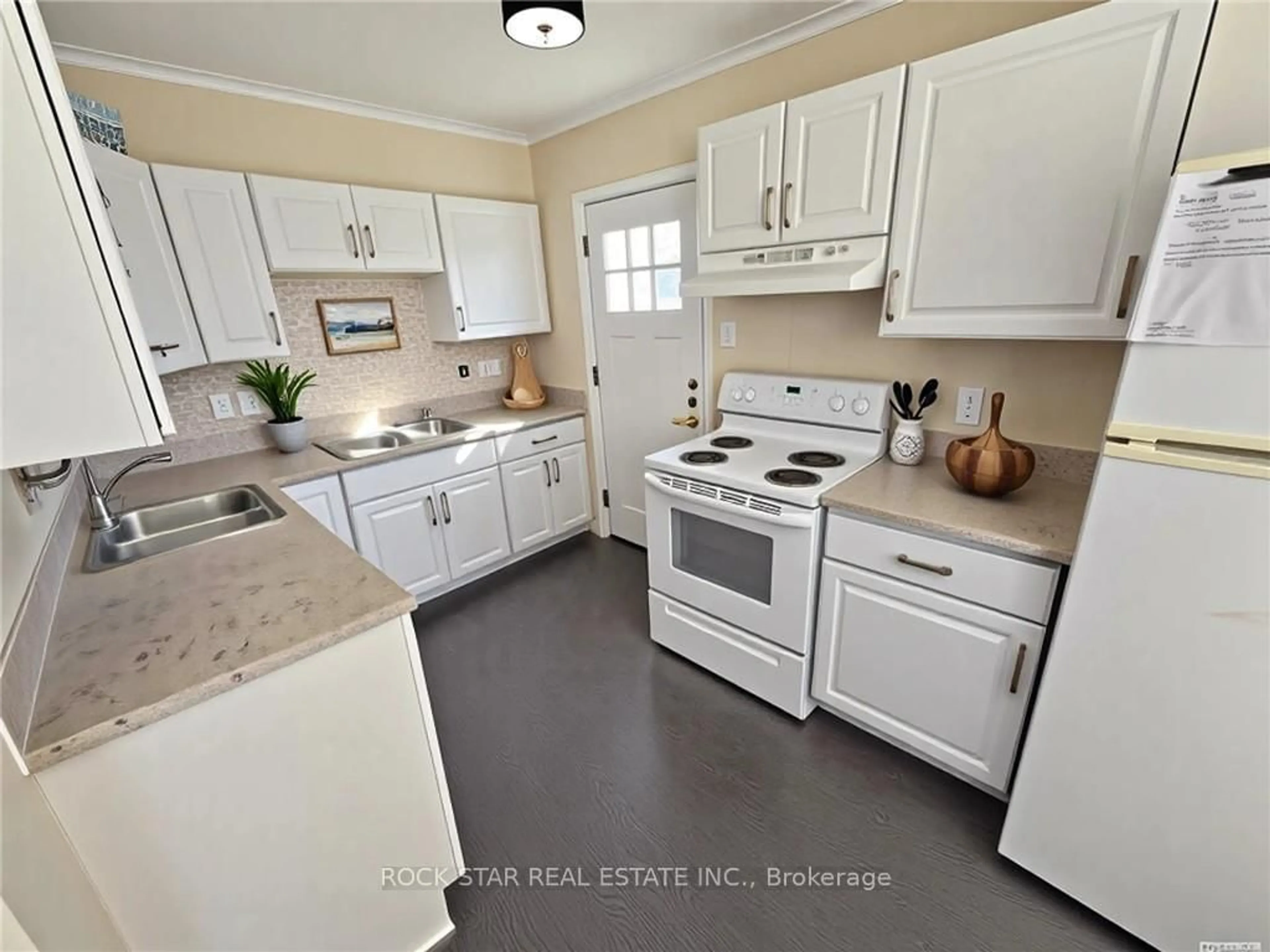 Standard kitchen, ceramic/tile floor for 77 Blackfriars St, London North Ontario N6H 1K8
