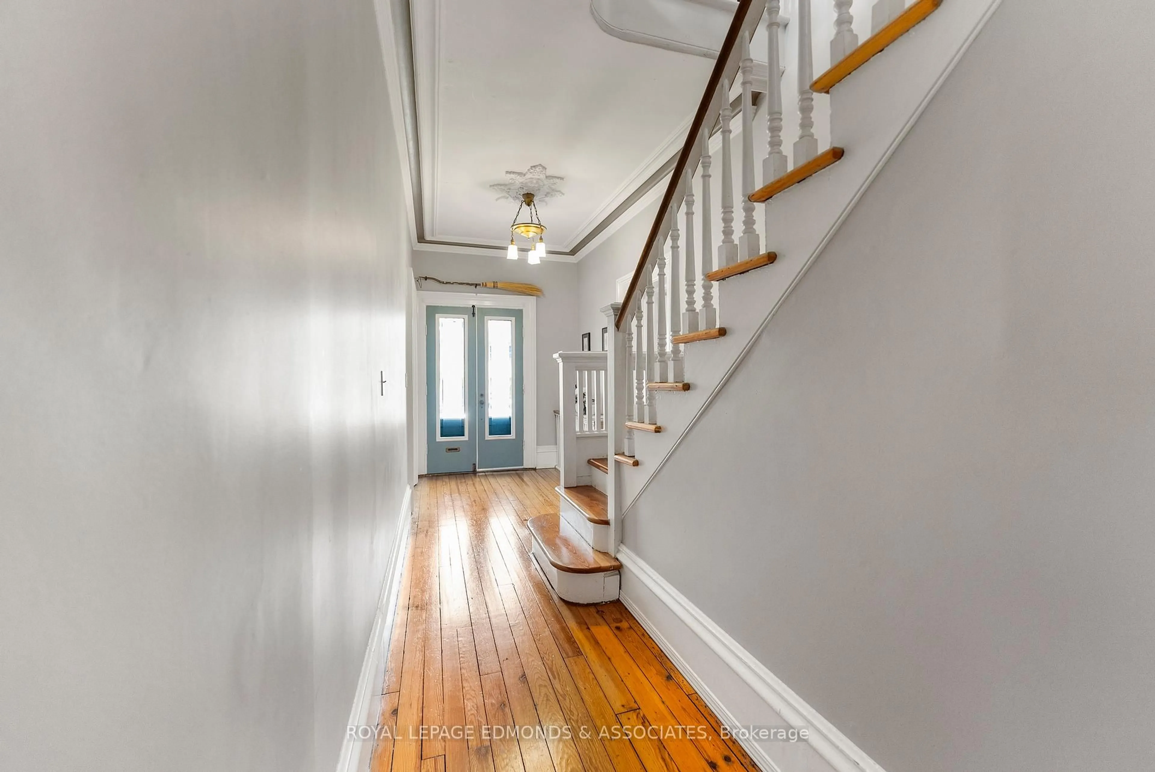 Indoor entryway for 282 Supple St, Pembroke Ontario K8A 3H2