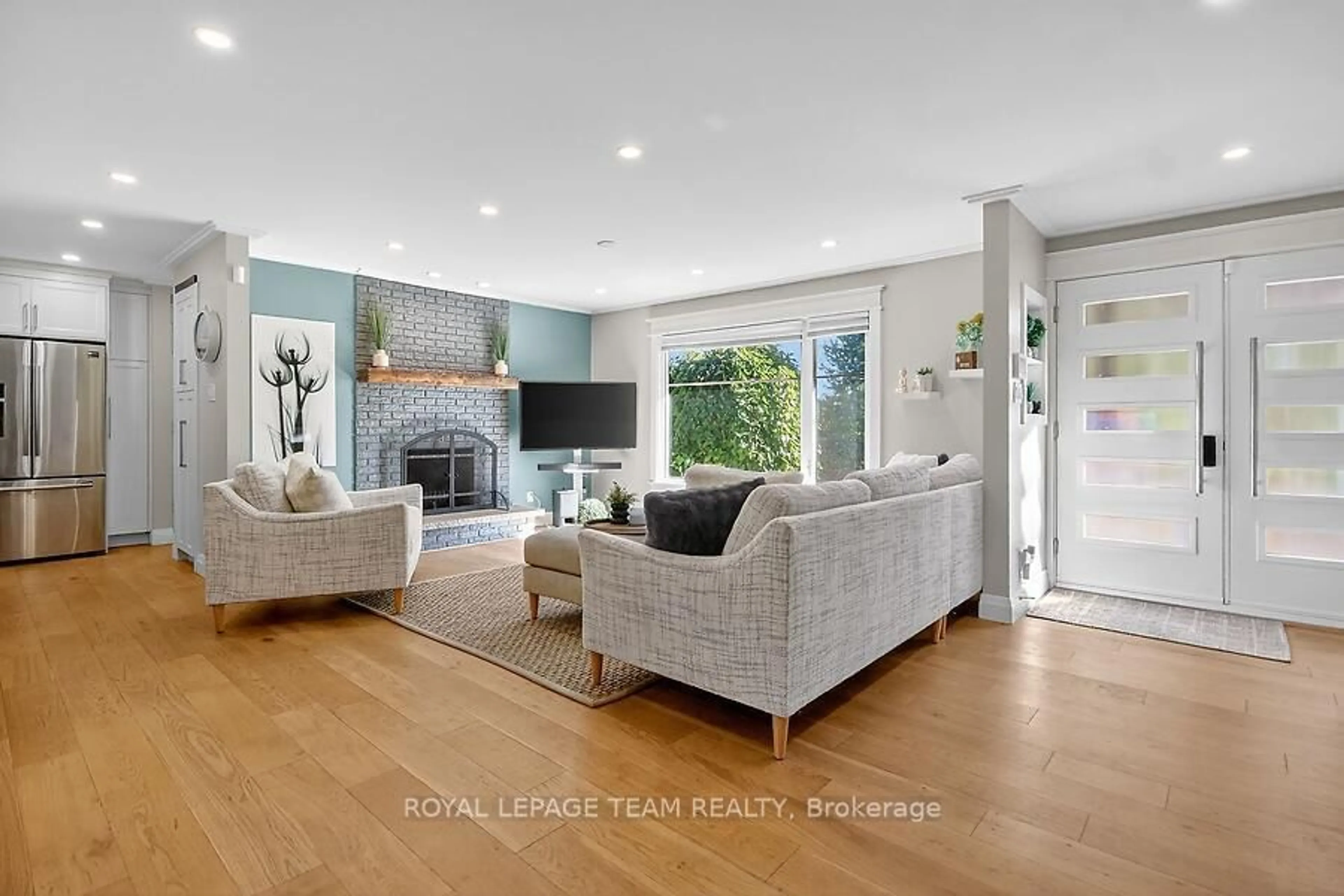 Living room with furniture, unknown for 5664 South Island Park Dr, Ottawa Ontario K4M 1J3