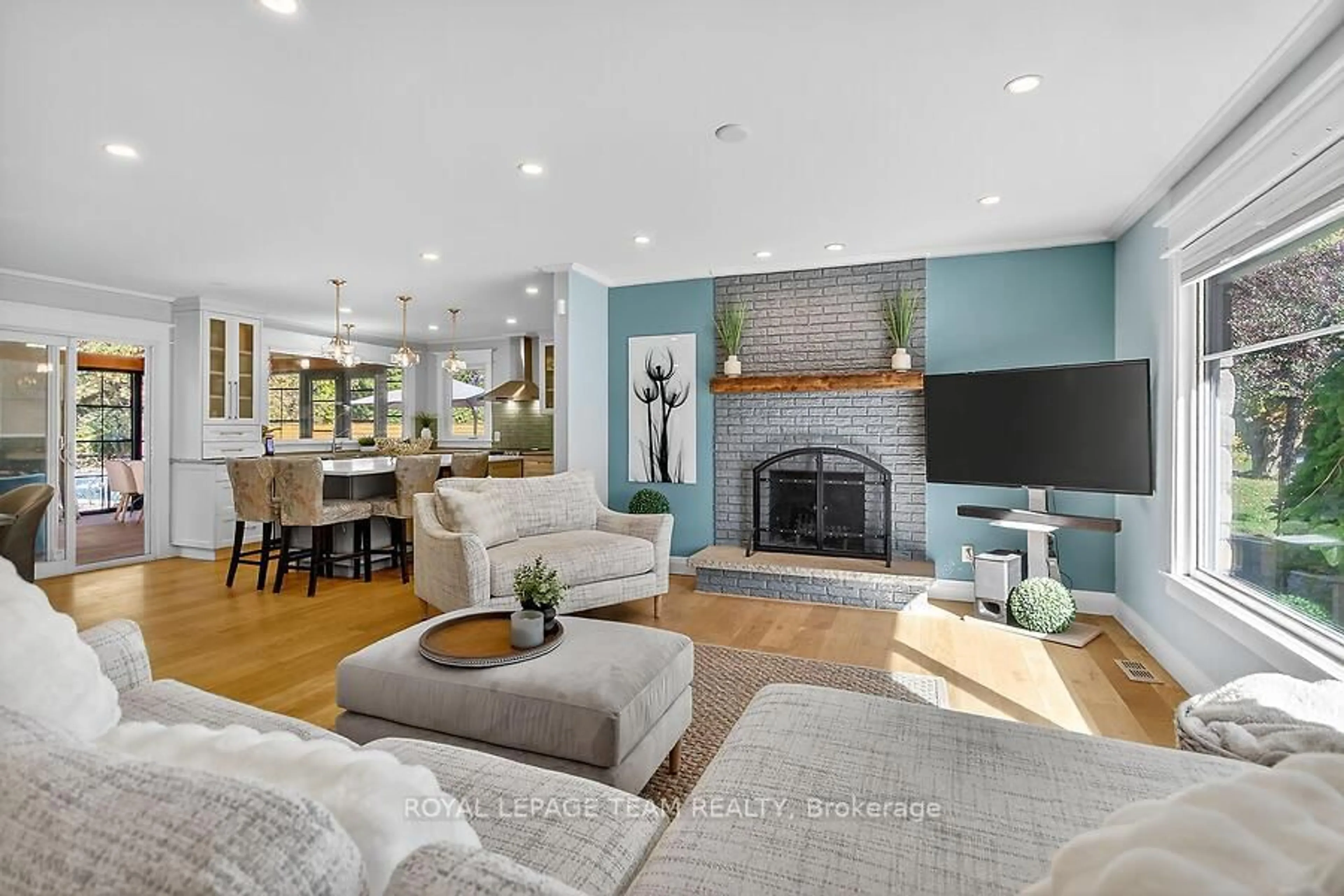 Living room with furniture, unknown for 5664 South Island Park Dr, Ottawa Ontario K4M 1J3