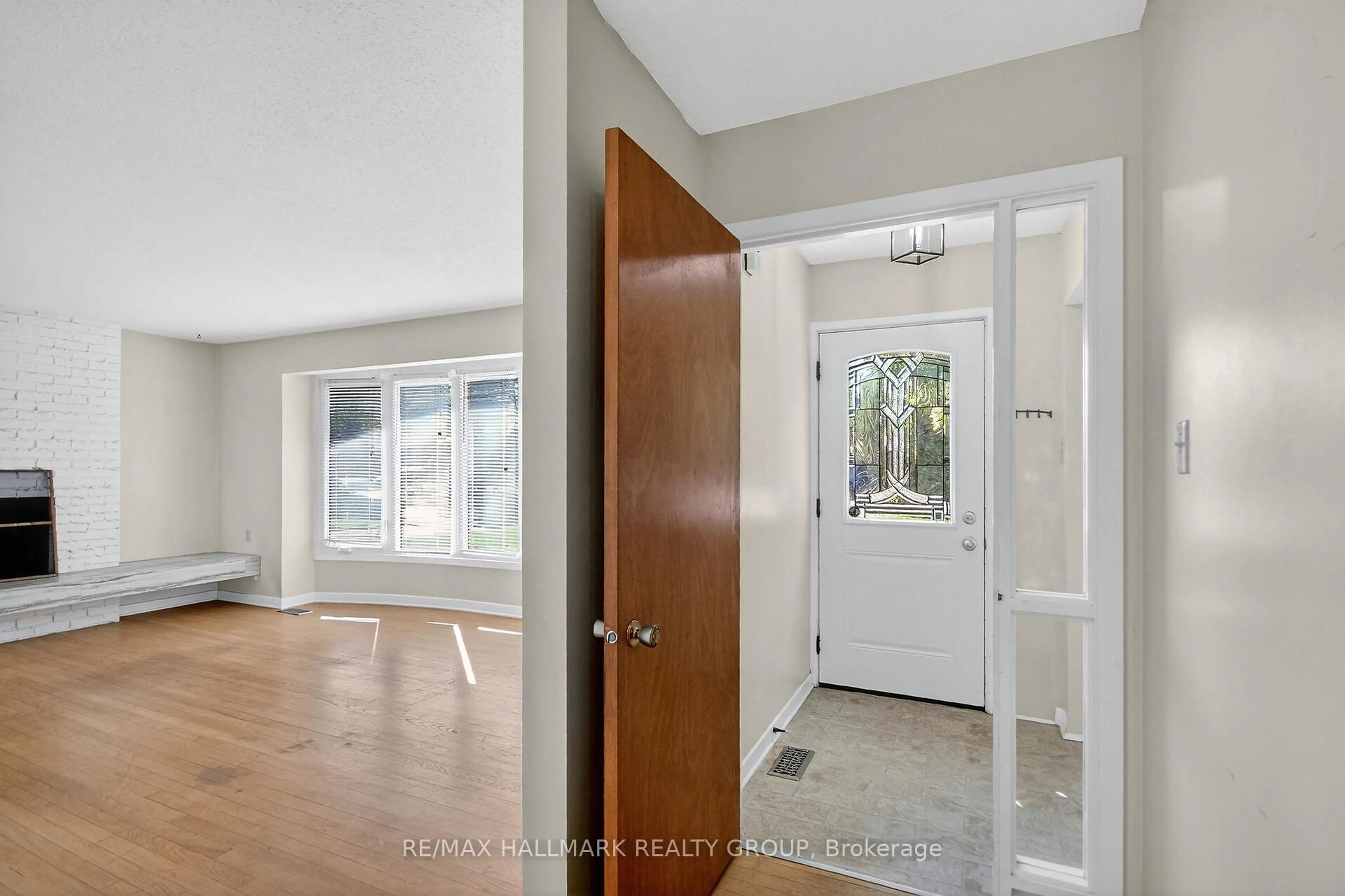 Indoor entryway for 3 Sutton Pl, Ottawa Ontario K2E 5G1