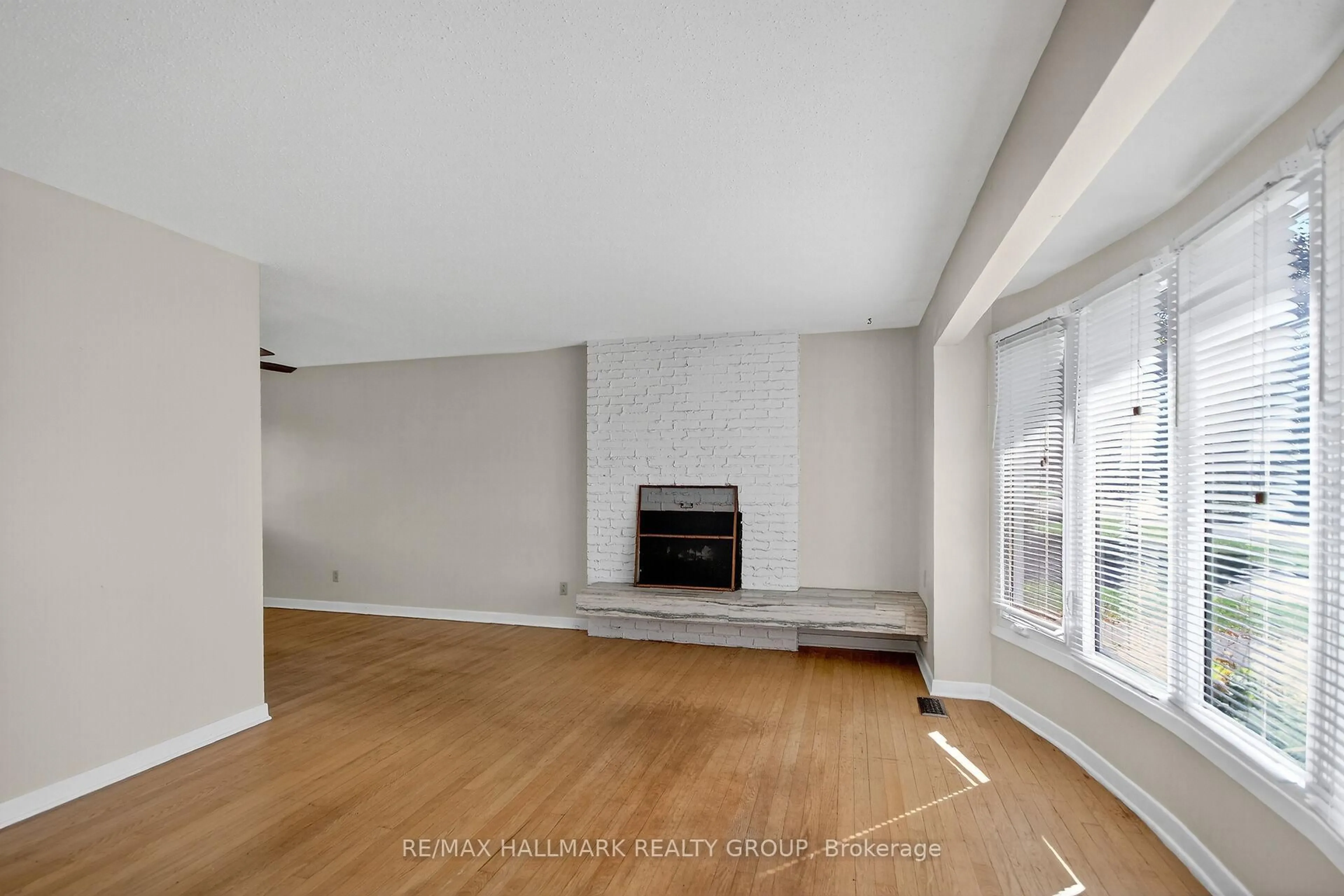A pic of a room for 3 Sutton Pl, Ottawa Ontario K2E 5G1
