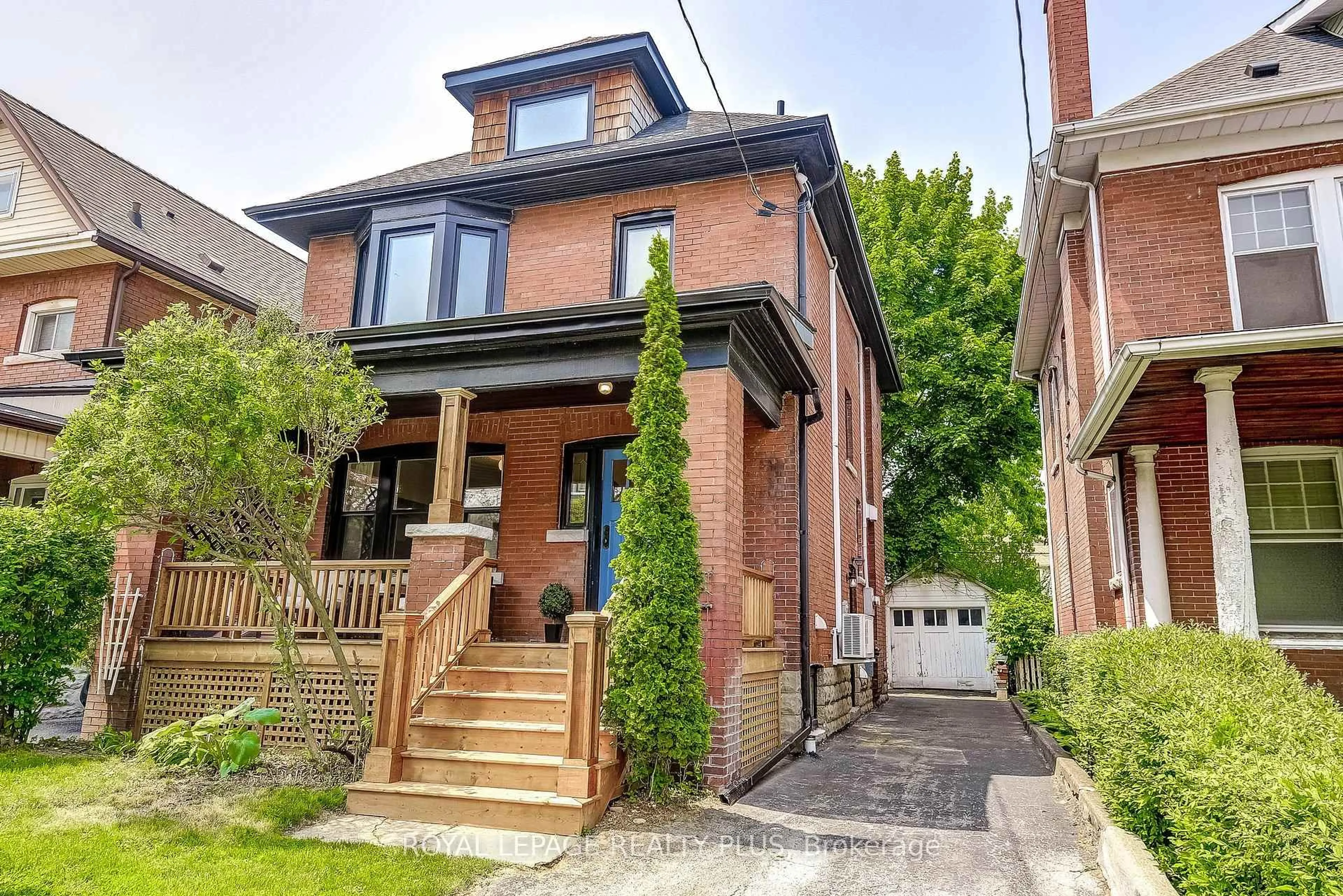 Home with brick exterior material, street for 192 Kensington Ave, Hamilton Ontario L8M 3H7