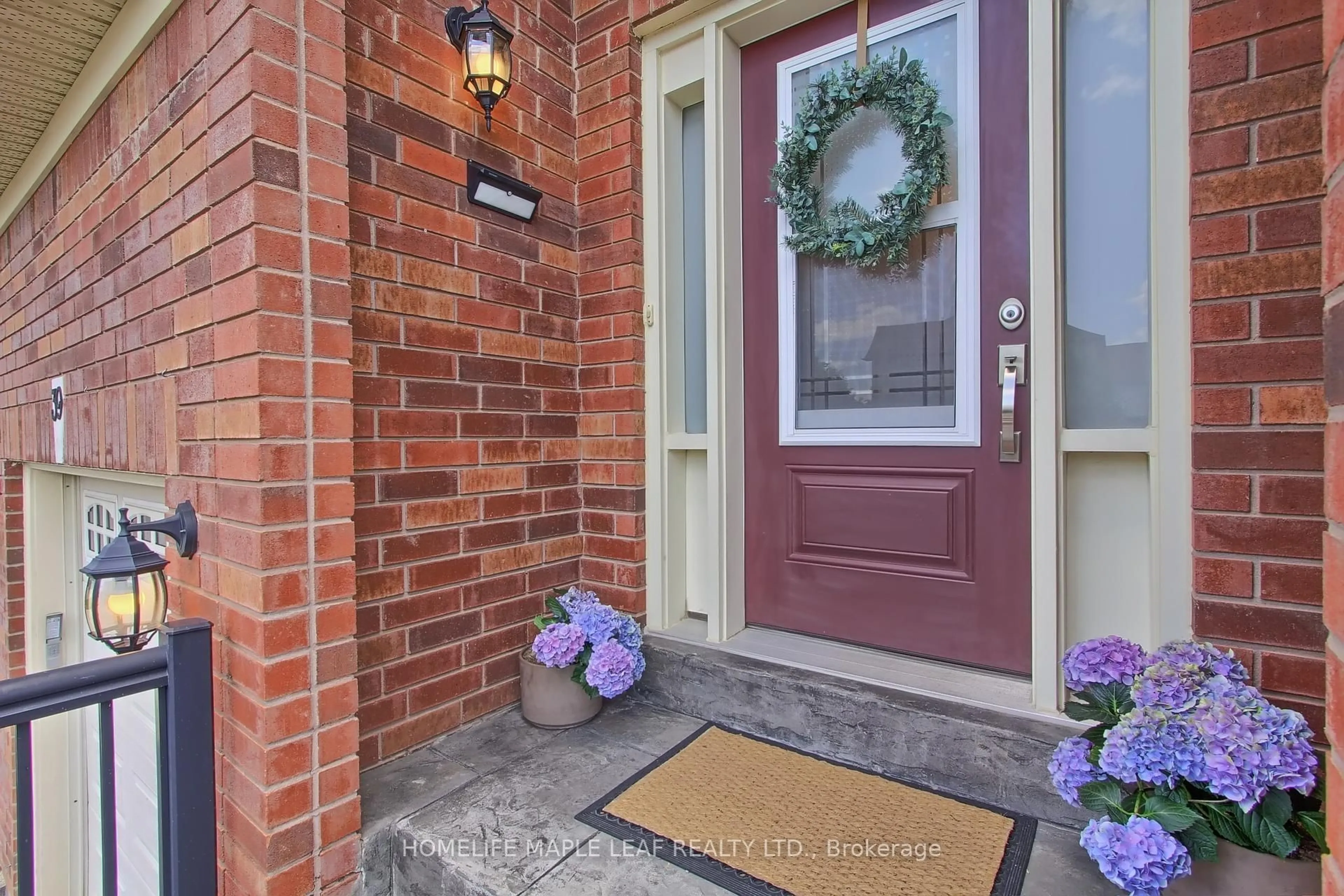 Indoor entryway for 39 Segwun Rd, Hamilton Ontario L8B 0K2