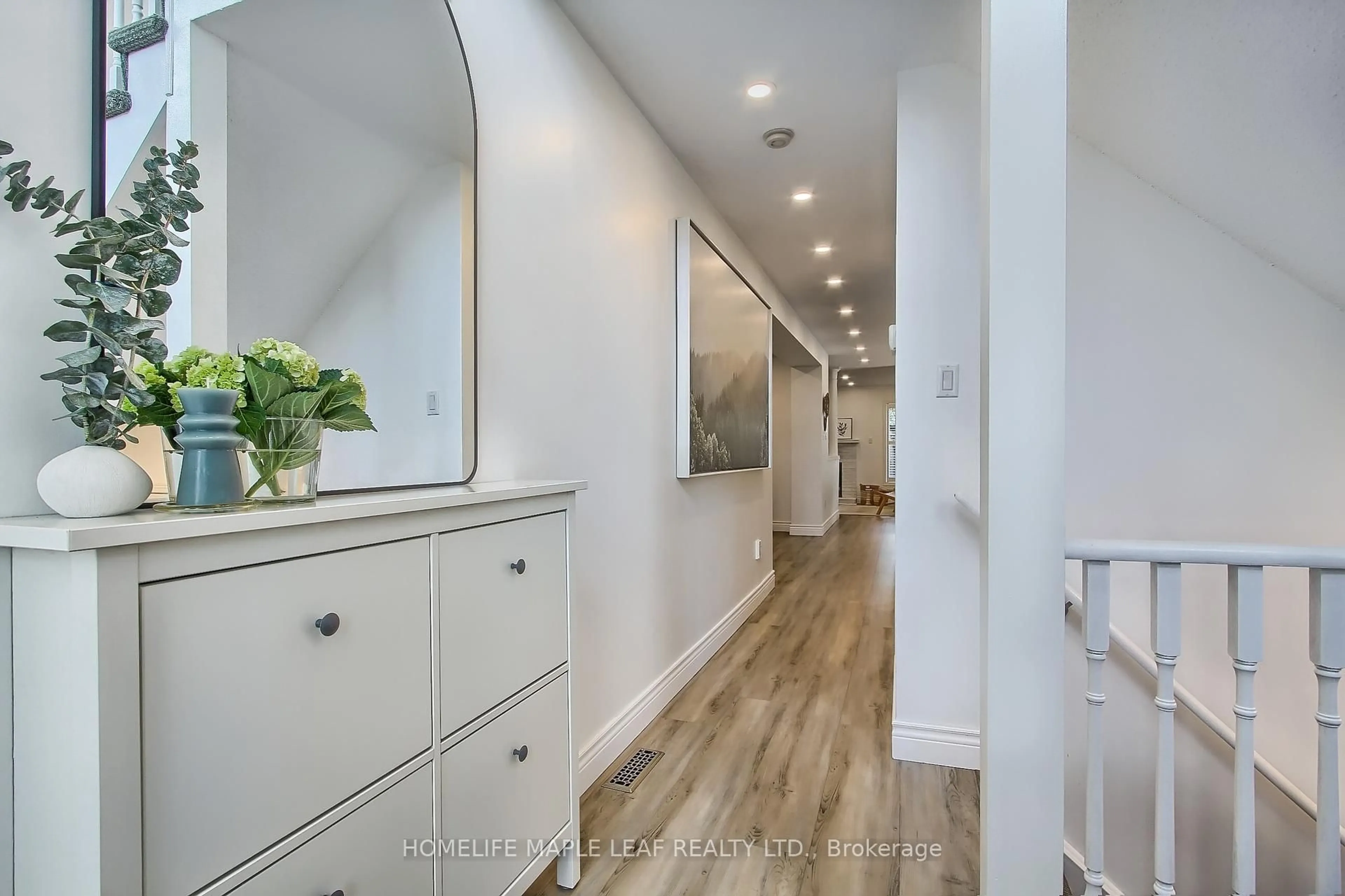 Indoor entryway for 39 Segwun Rd, Hamilton Ontario L8B 0K2