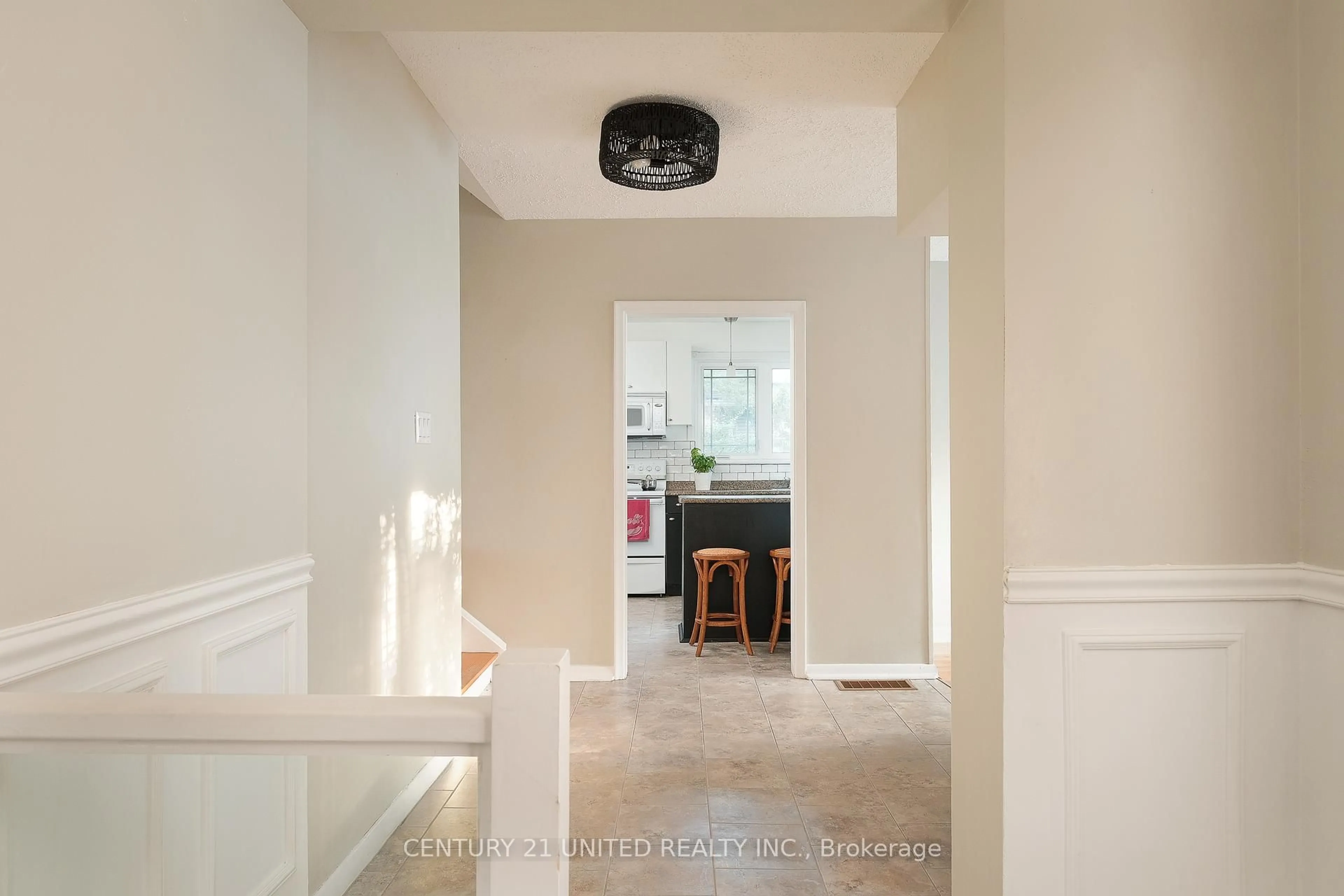 Indoor foyer for 1518 Westbrook Dr, Peterborough Ontario K9J 7V4