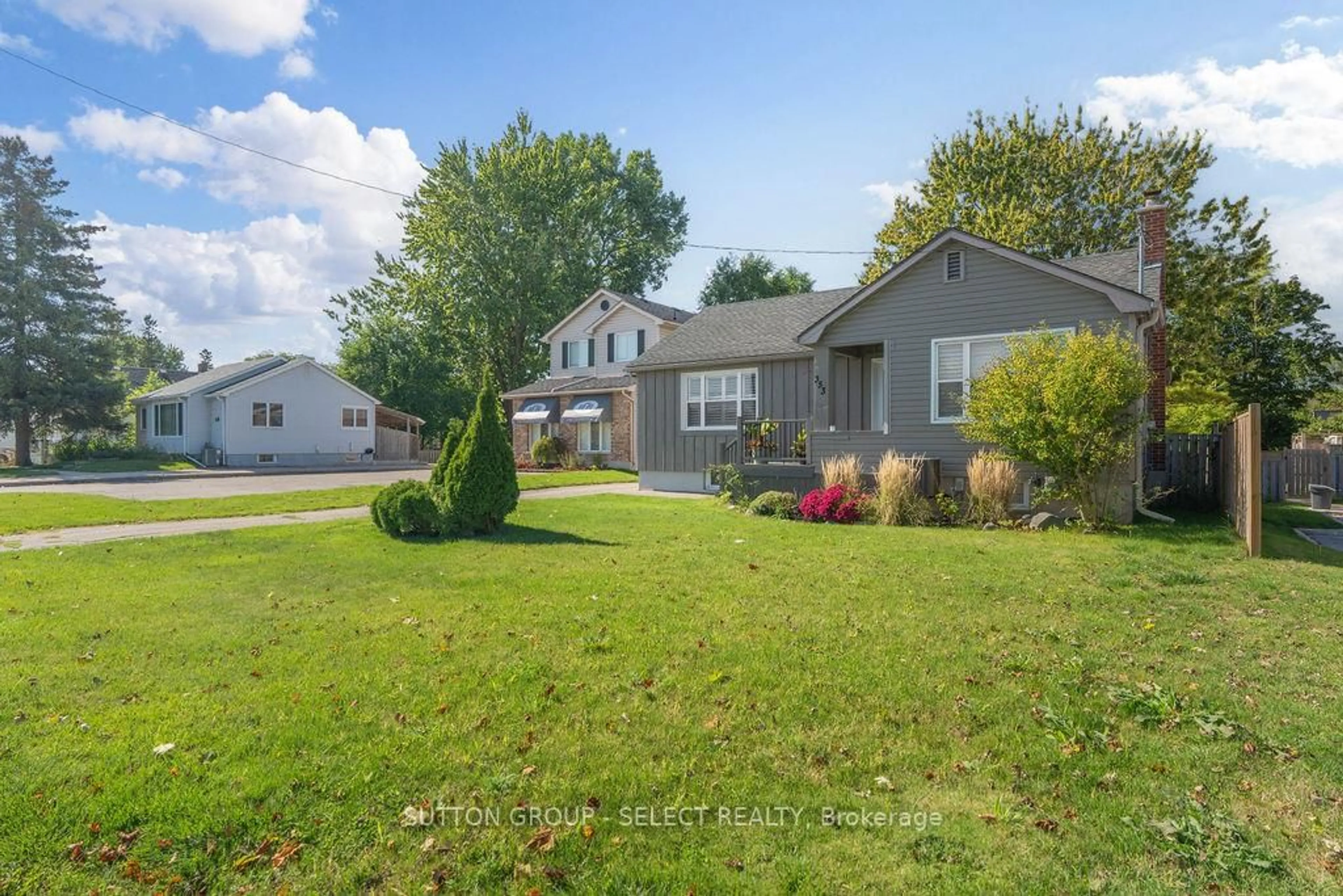 A pic from outside/outdoor area/front of a property/back of a property/a pic from drone, street for 353 Clarke Rd, London East Ontario N5W 5G4