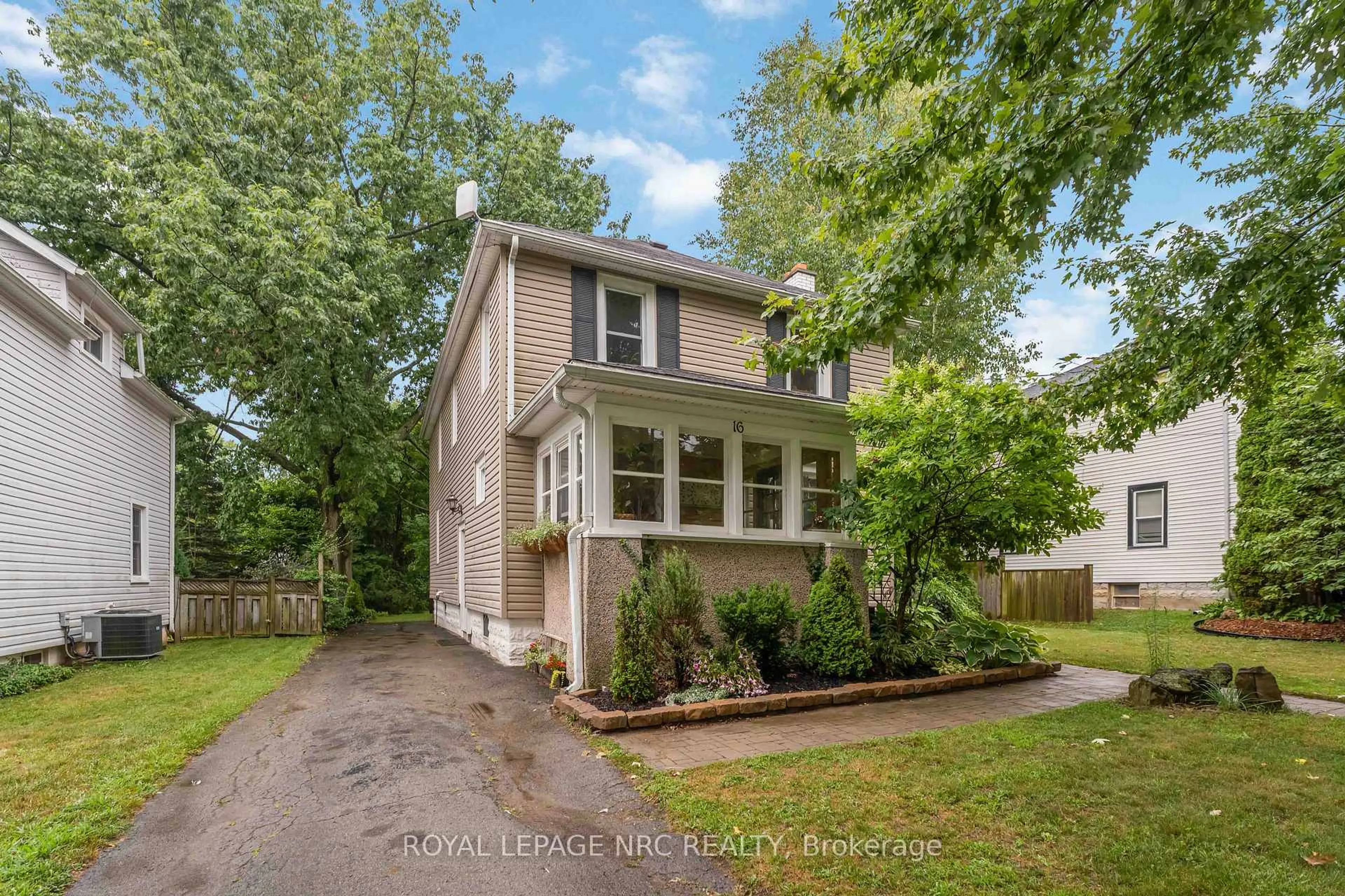 Home with vinyl exterior material, street for 16 College St, Pelham Ontario L0S 1E0