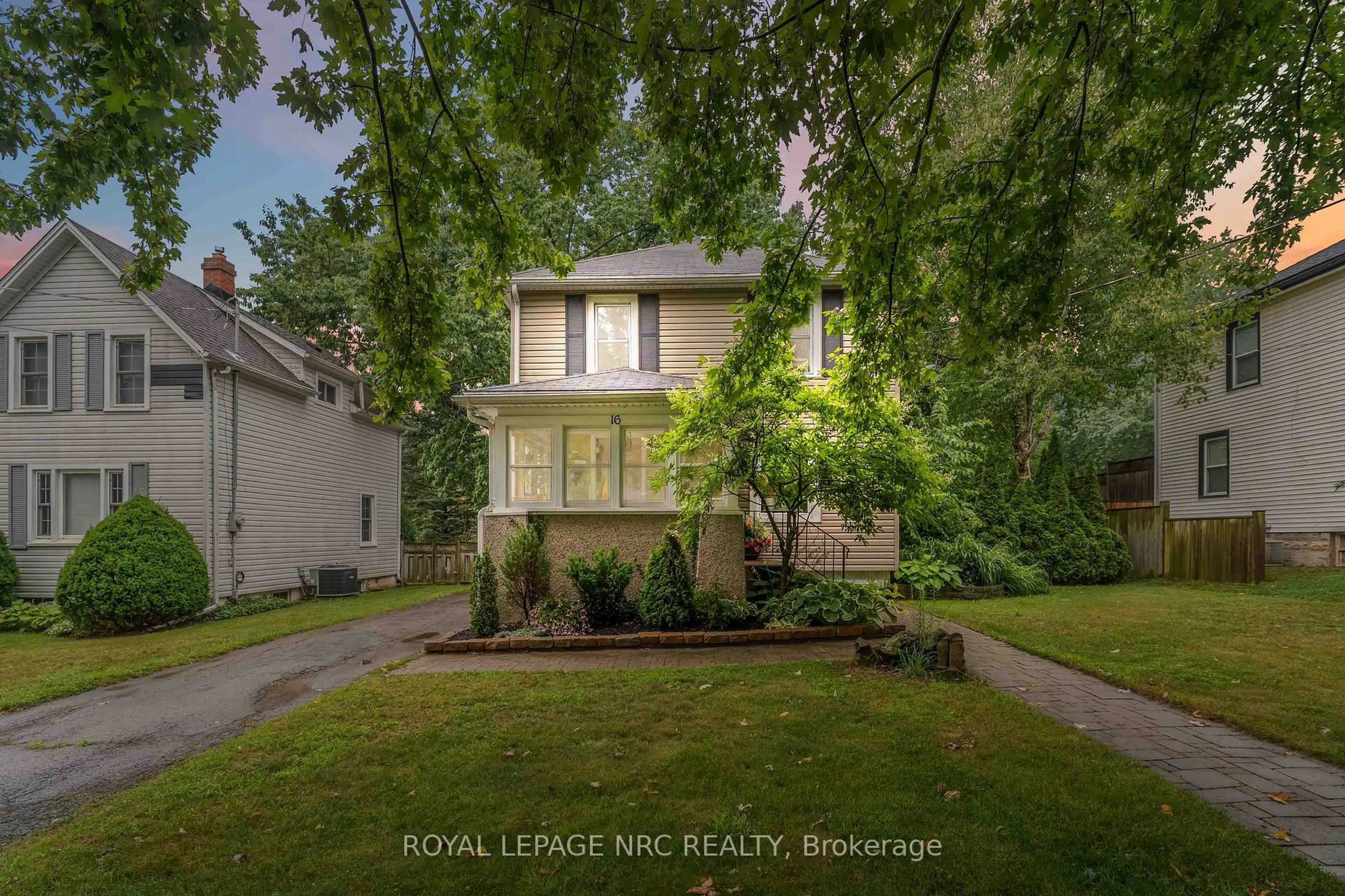 A pic from outside/outdoor area/front of a property/back of a property/a pic from drone, street for 16 College St, Pelham Ontario L0S 1E0