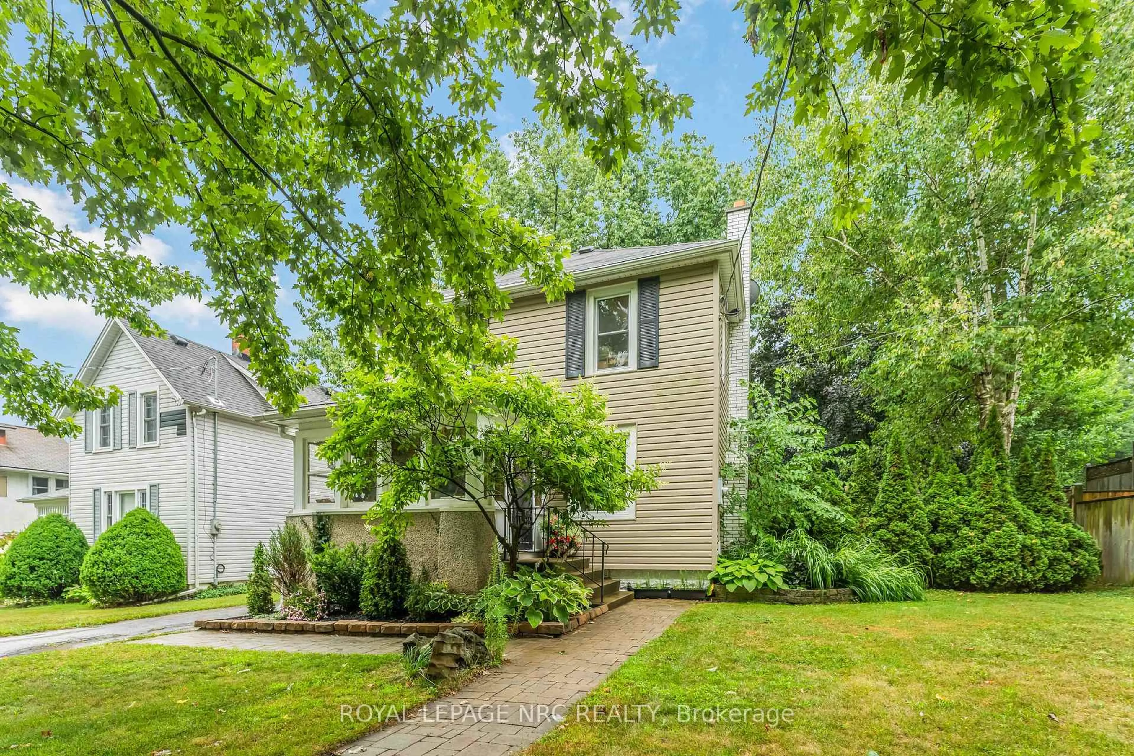Unknown for 16 College St, Pelham Ontario L0S 1E0
