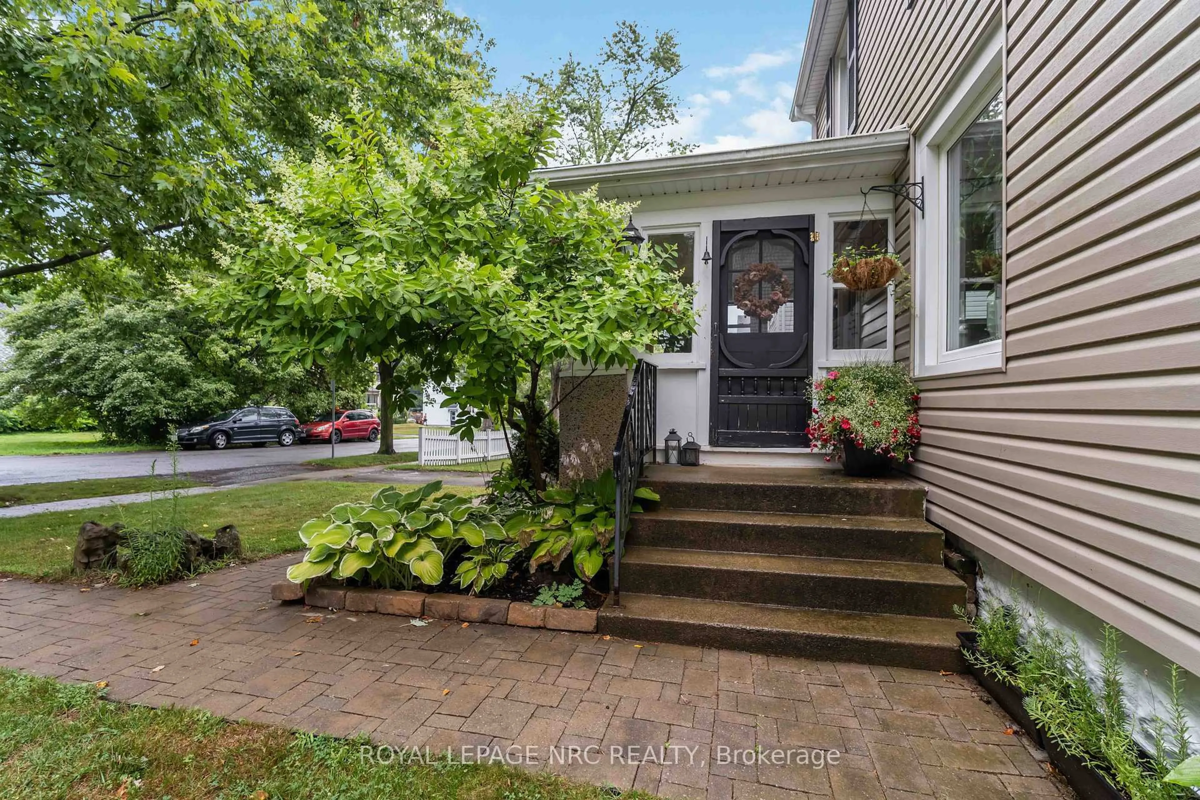 Indoor entryway for 16 College St, Pelham Ontario L0S 1E0