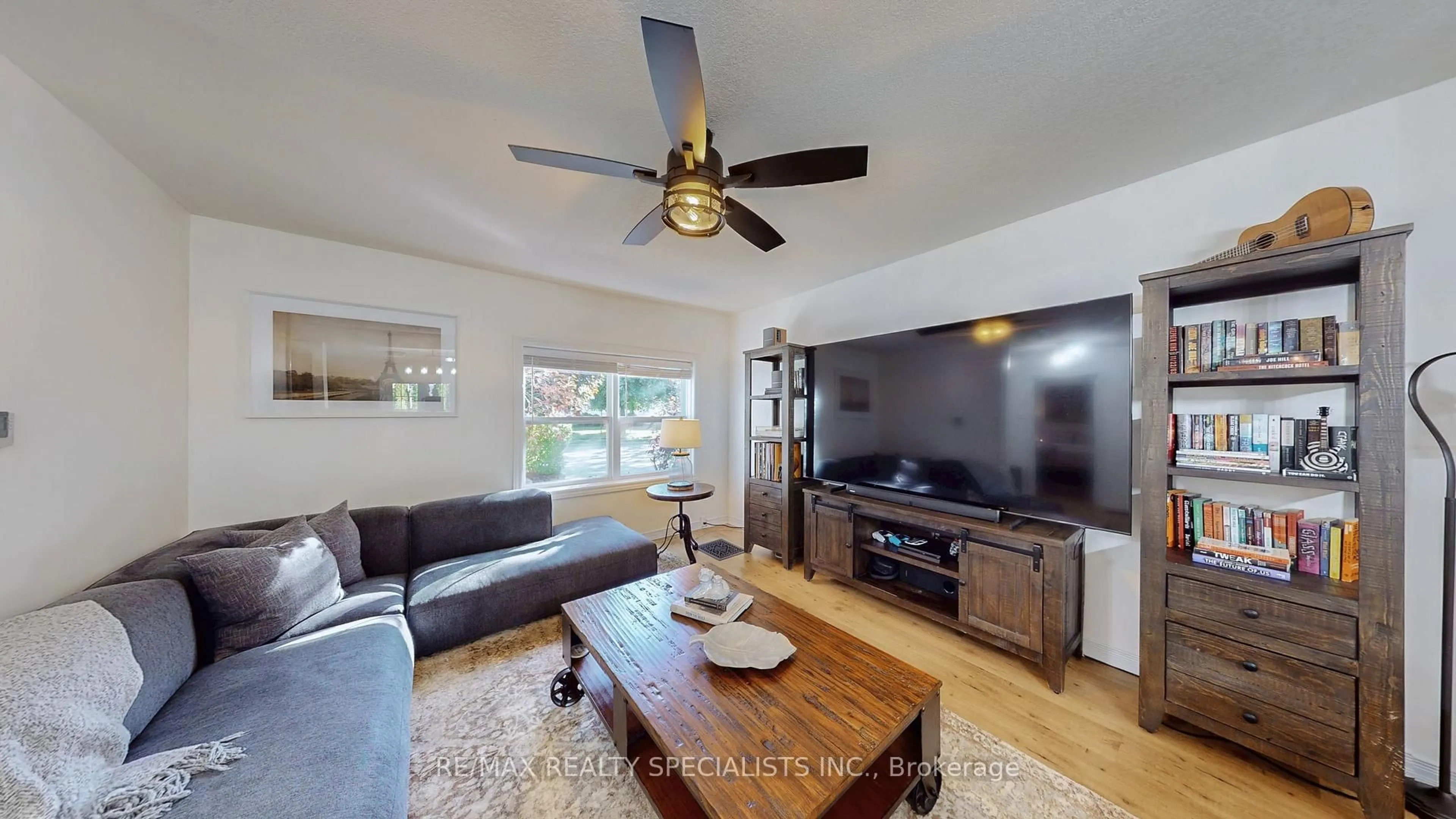 Living room with furniture, wood/laminate floor for 56 Chalmers St, Cambridge Ontario N1R 5B8