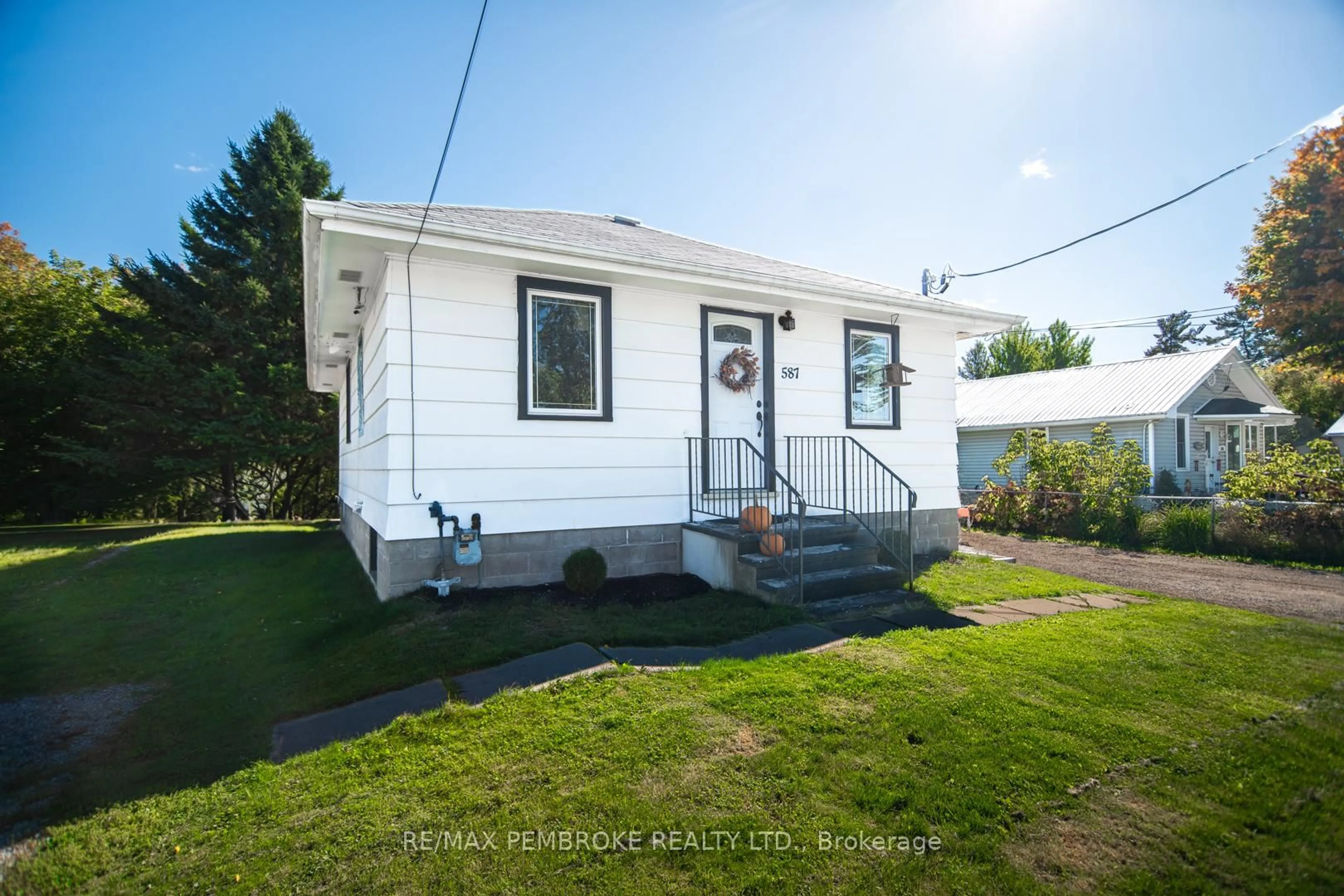 Home with vinyl exterior material, street for 587 Moffat St, Pembroke Ontario K8A 3Y2