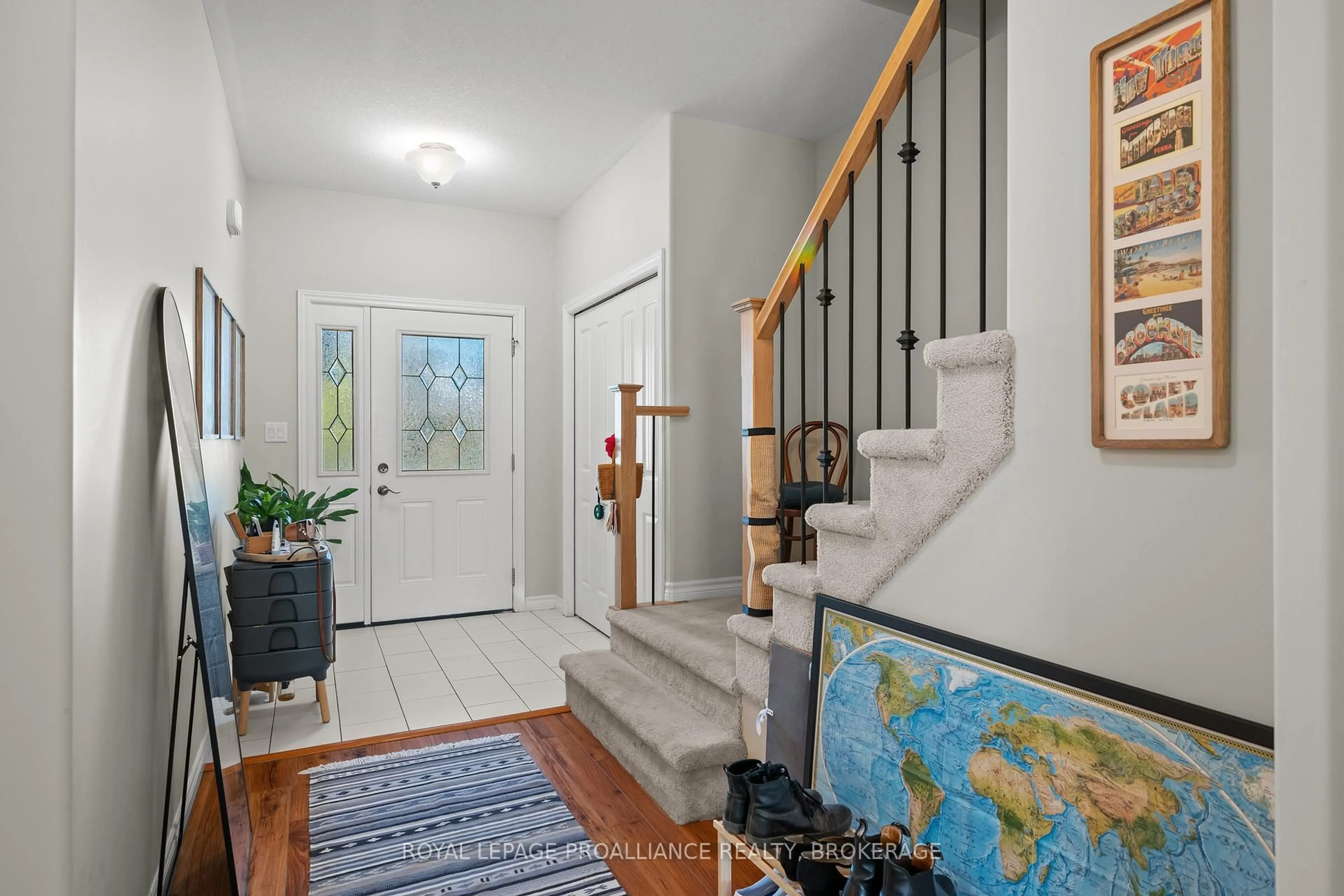 Indoor entryway for 927 Blossom St, Kingston Ontario K7P 0N2