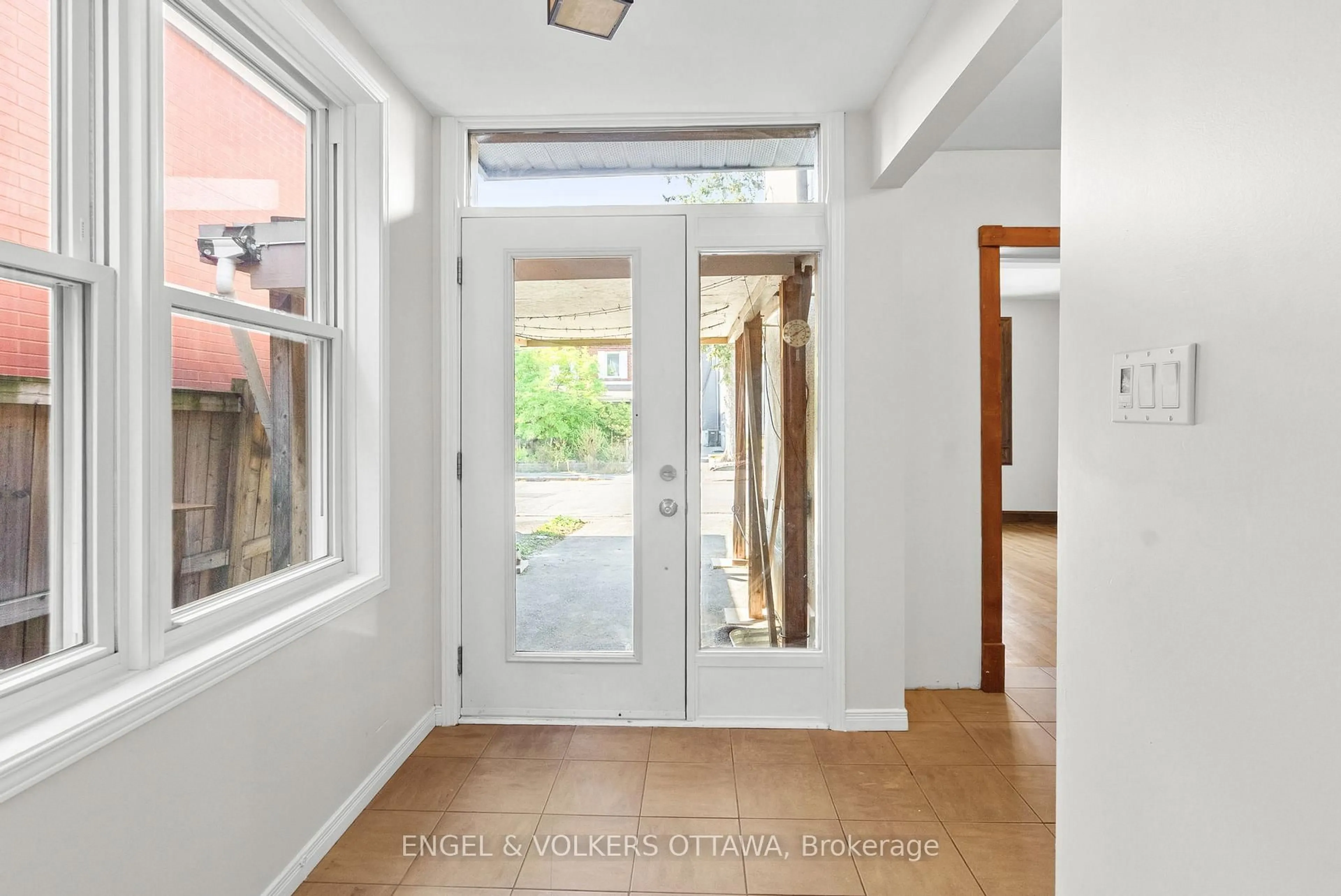 Indoor entryway for 31 Morris St, Ottawa Ontario K1S 4A6