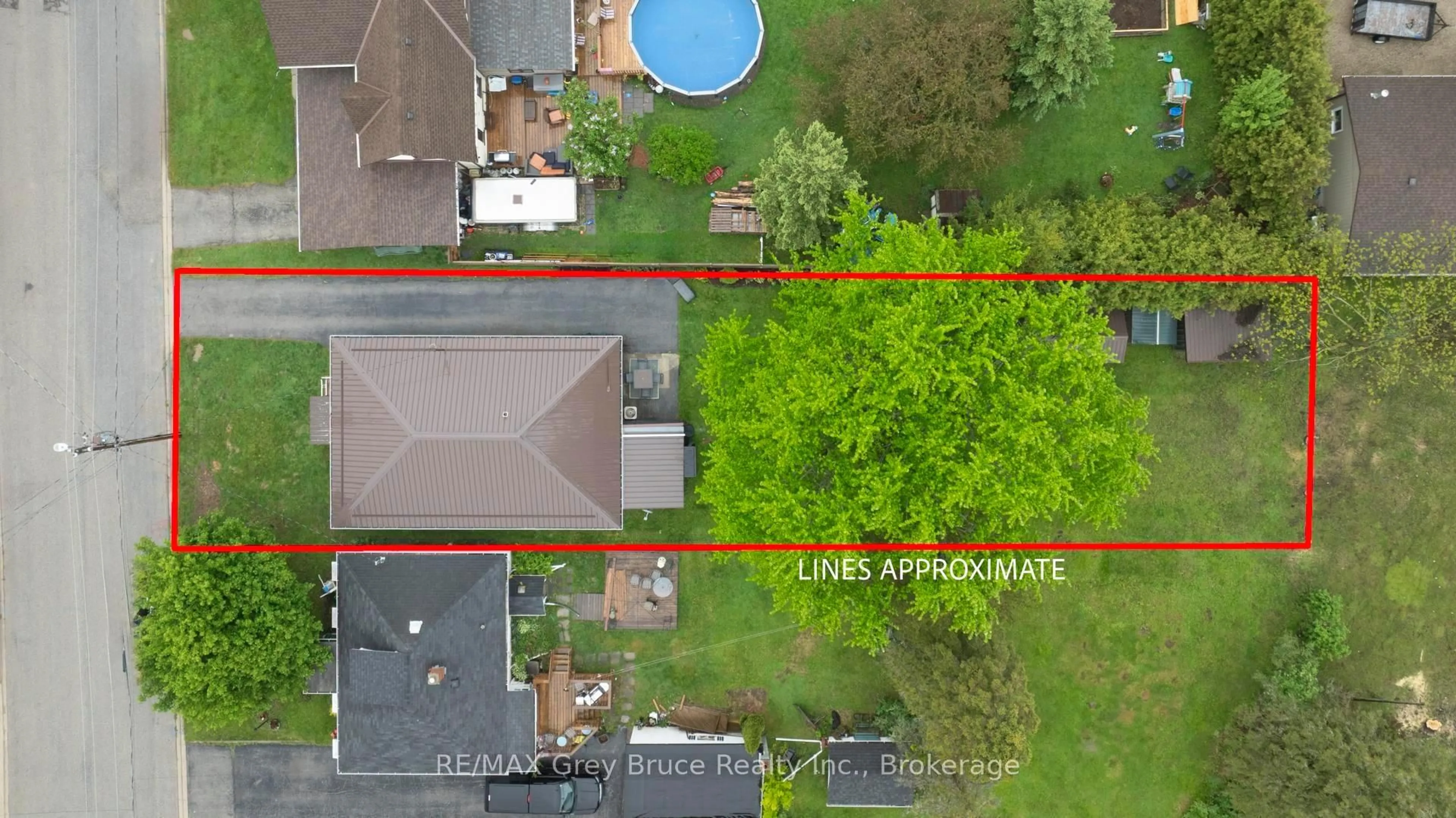 A pic from outside/outdoor area/front of a property/back of a property/a pic from drone, street for 247 Albert St, West Grey Ontario N0G 1R0