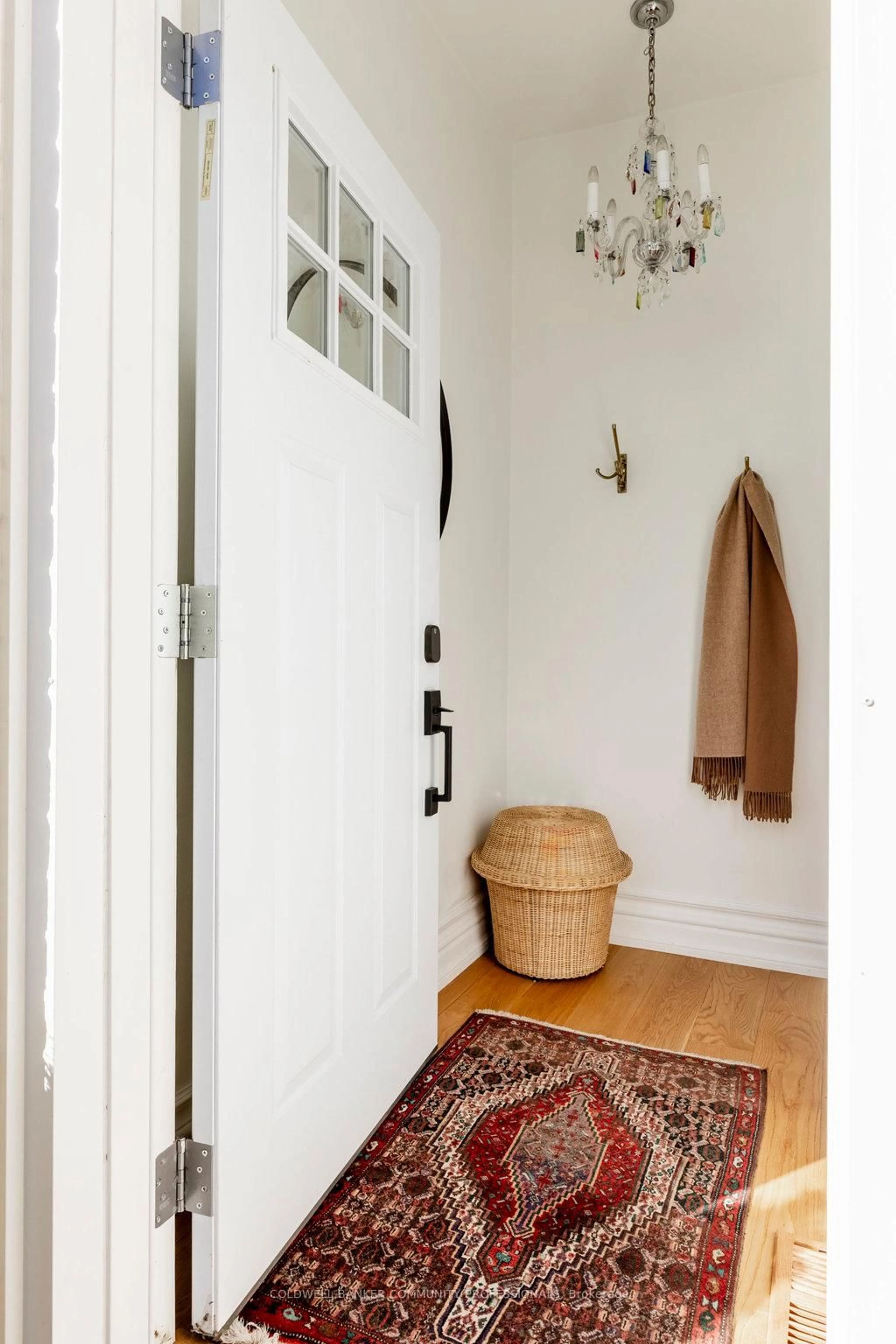 Indoor entryway for 467 King William St, Hamilton Ontario L8L 1R2