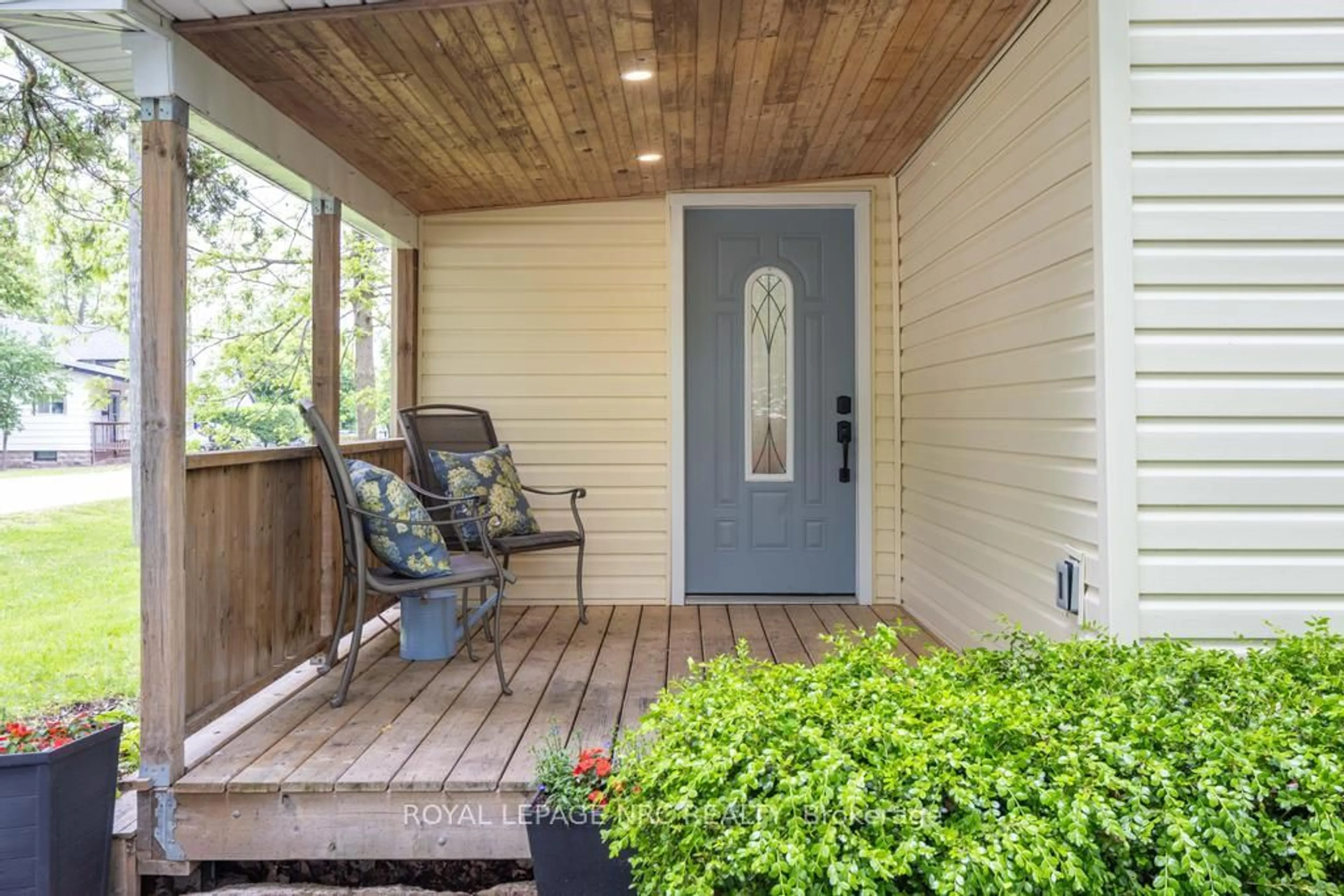 Indoor entryway for 474 North Mill St, Fort Erie Ontario L0S 1N0