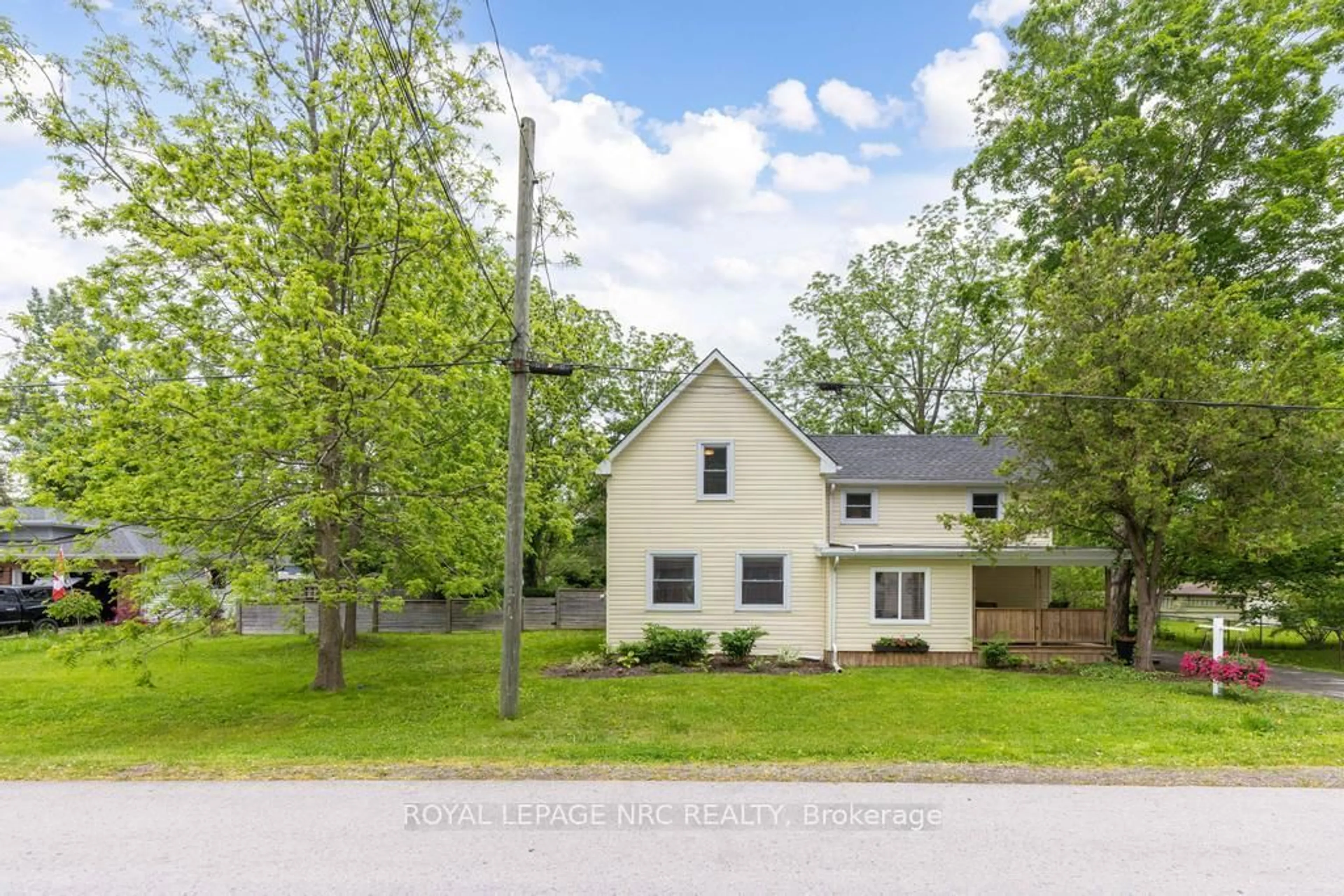 A pic from outside/outdoor area/front of a property/back of a property/a pic from drone, street for 474 North Mill St, Fort Erie Ontario L0S 1N0