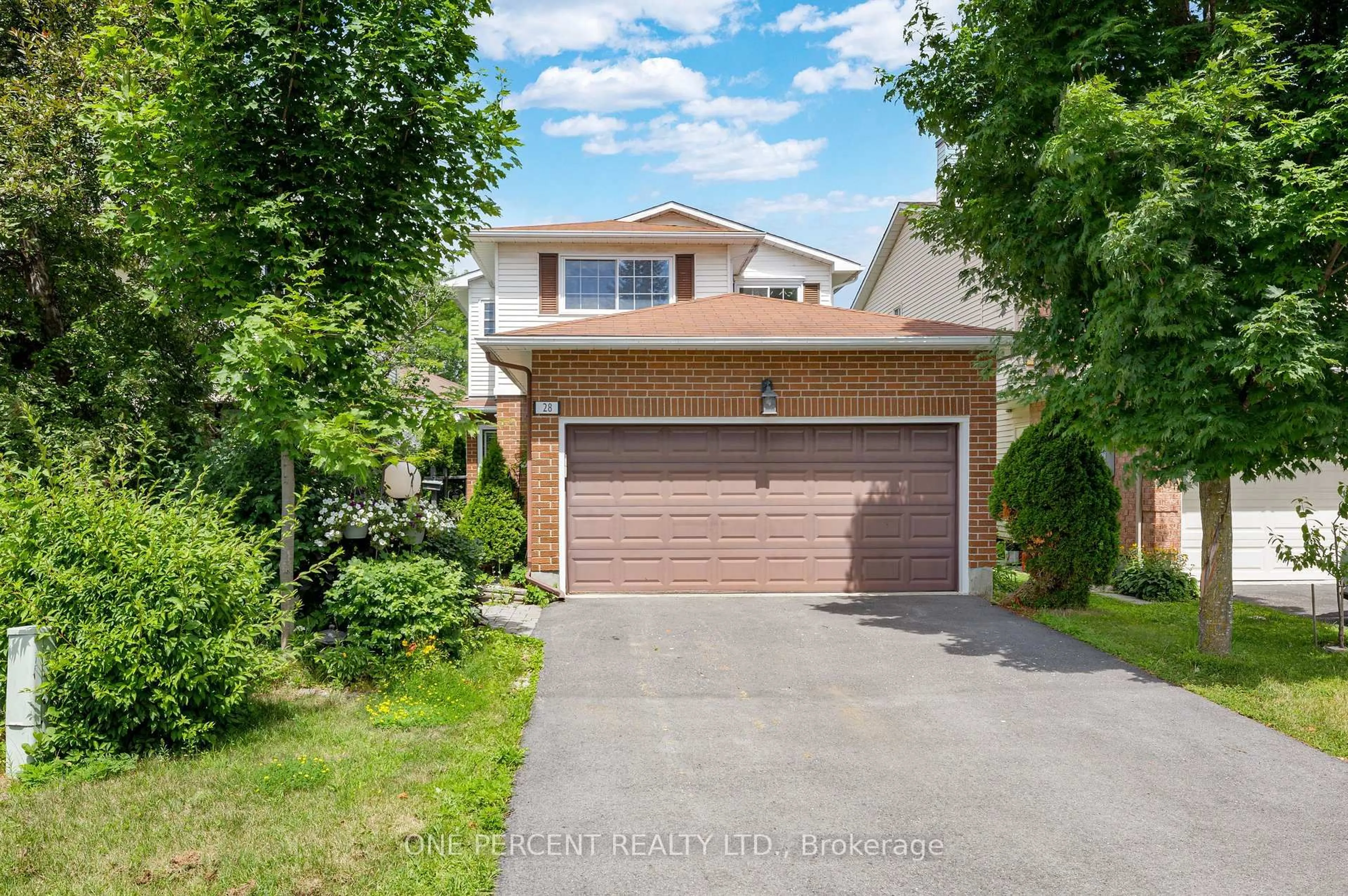 A pic from outside/outdoor area/front of a property/back of a property/a pic from drone, street for 28 Chickasaw Cres, Kanata Ontario K2M 1M4