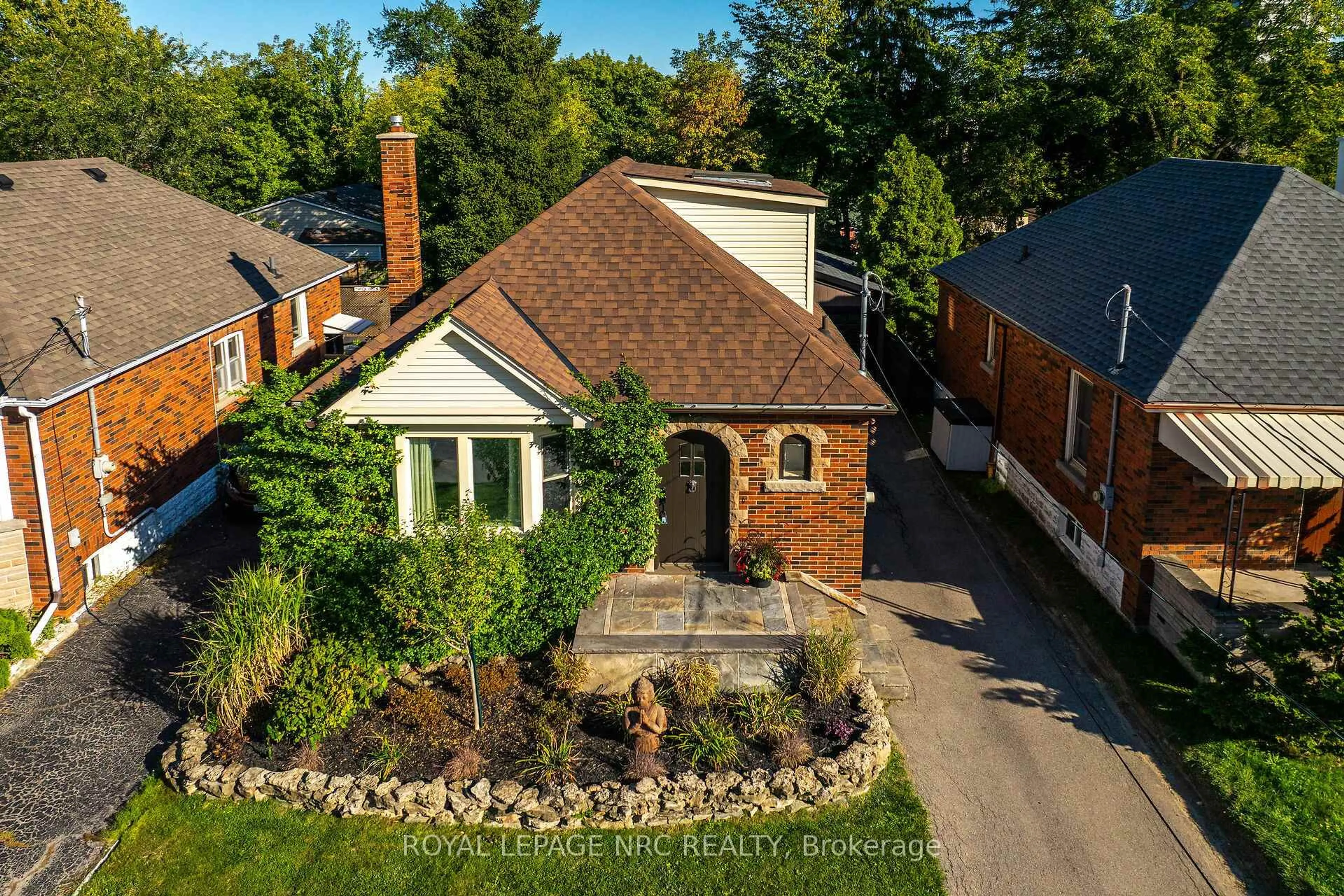 A pic from outside/outdoor area/front of a property/back of a property/a pic from drone, street for 199 West 2nd St, Hamilton Ontario L9C 3G2
