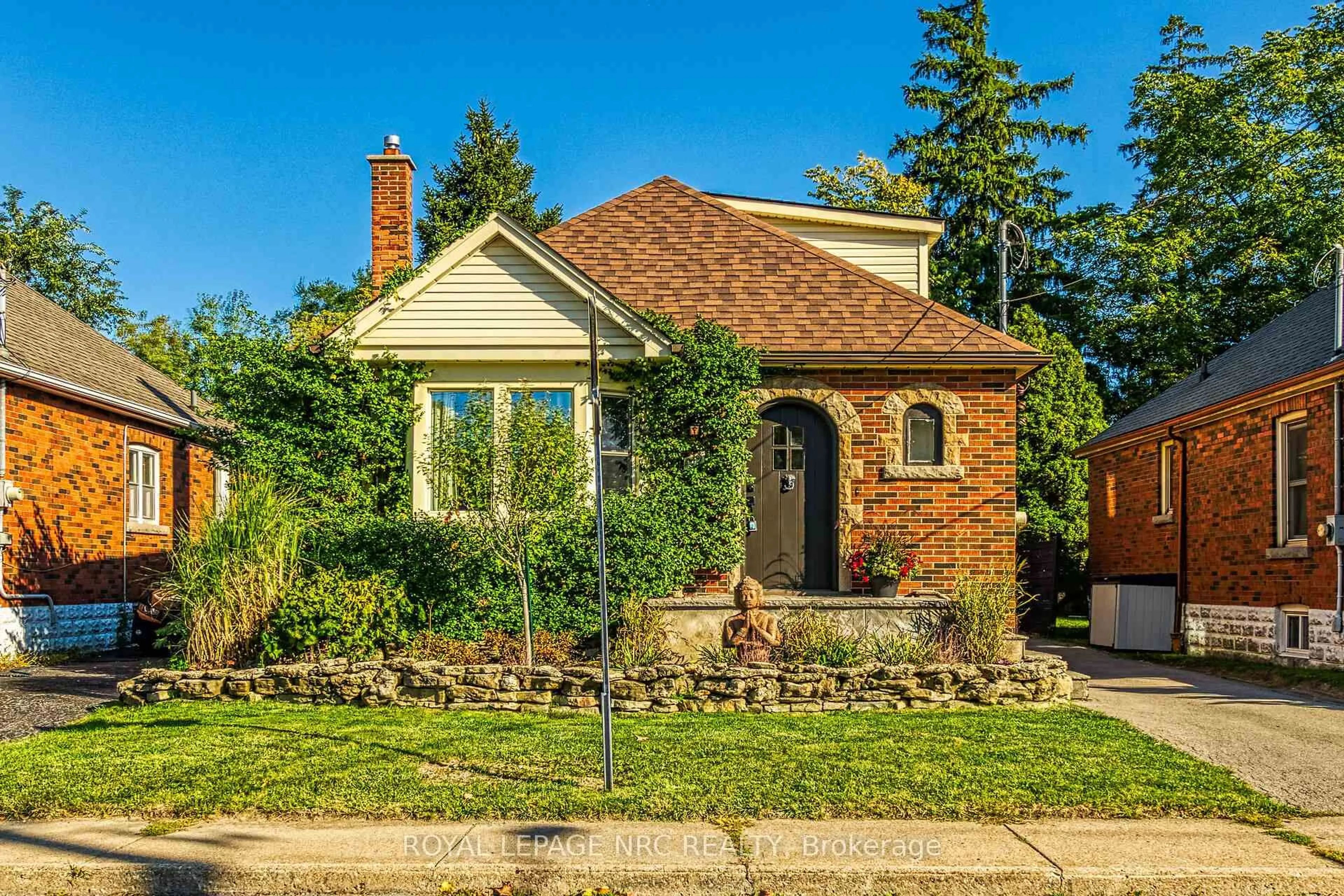 Home with brick exterior material, street for 199 West 2nd St, Hamilton Ontario L9C 3G2