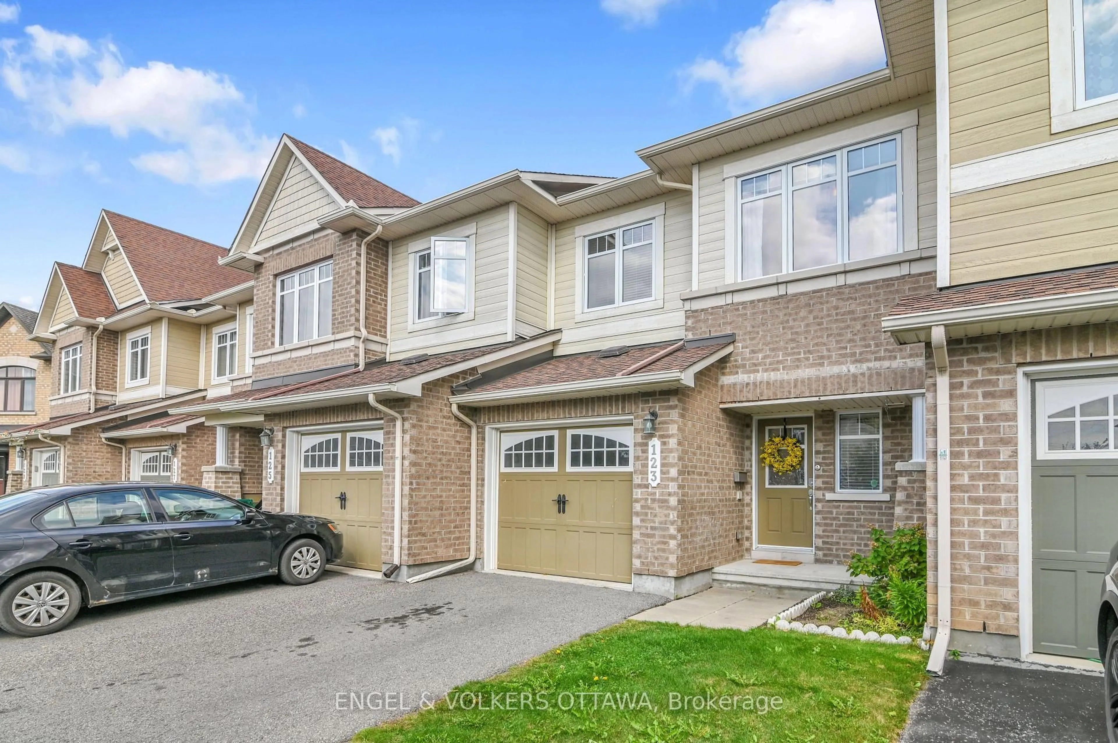 A pic from outside/outdoor area/front of a property/back of a property/a pic from drone, street for 123 Waterfern Way, Ottawa Ontario K4A 0T4